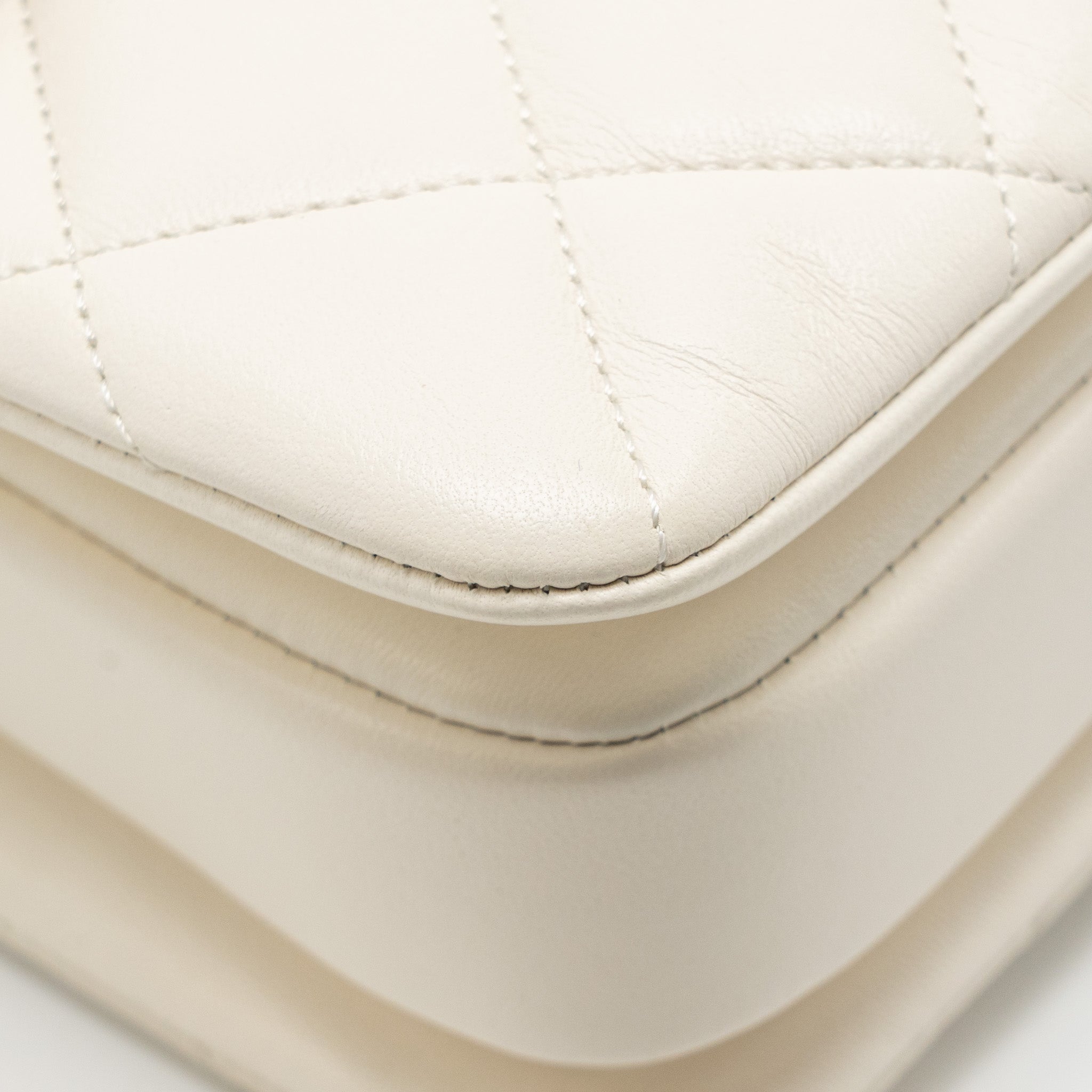 chanel-top-handle-trendy-cc-flap-bag-lambskin-white-rghwmicrochip