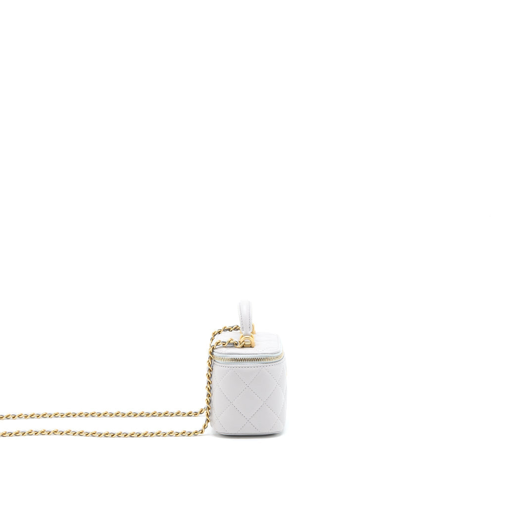 chanel-21a-top-handle-mini-vanity-with-chain-lambskin-light-grey-ghw
