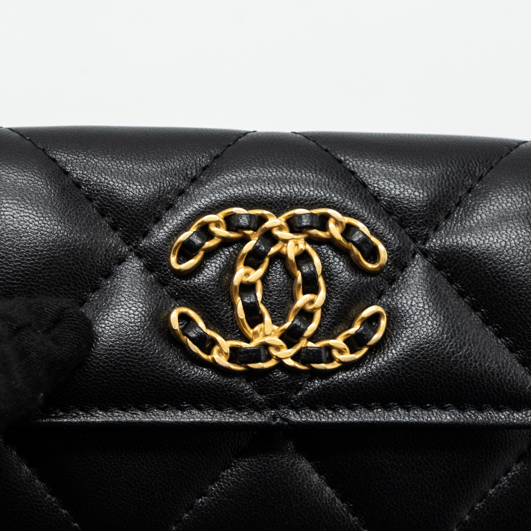 chanel-19-flap-card-holder-lambskin-black-ghw-microchip