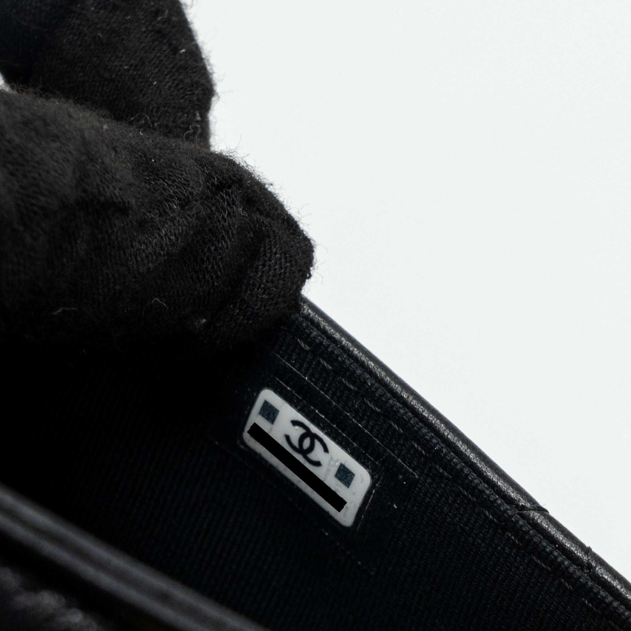 chanel-19-flap-card-holder-lambskin-black-ghw-microchip