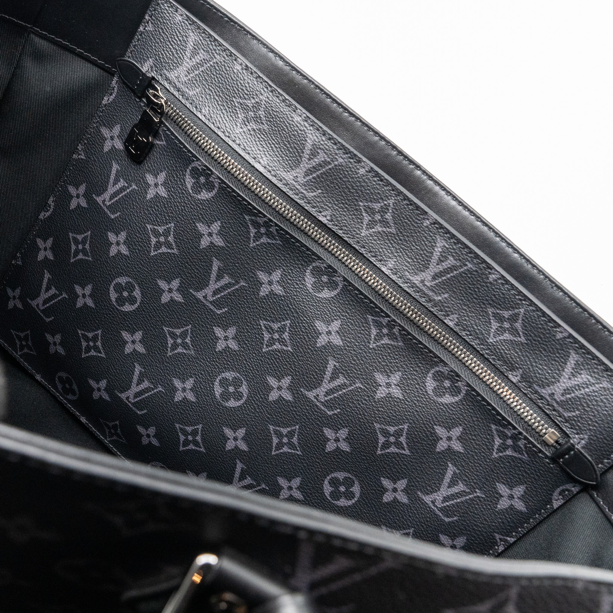 louis-vuitton-double-flat-messenger-monogram-eclipse-canvas-shw