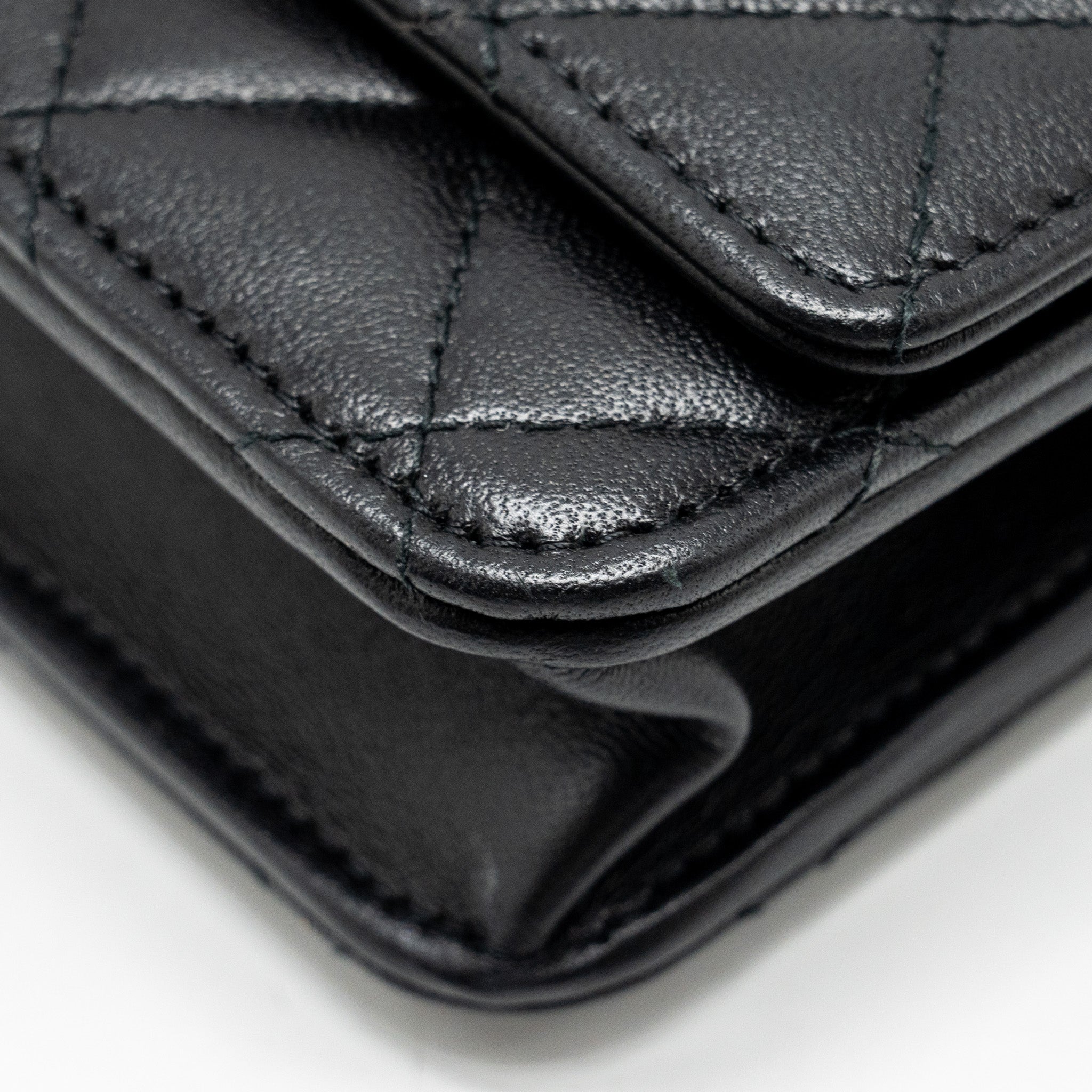 chanel-wallet-on-chain-with-pearl-chain-lambskin-black-lghwmicrochip