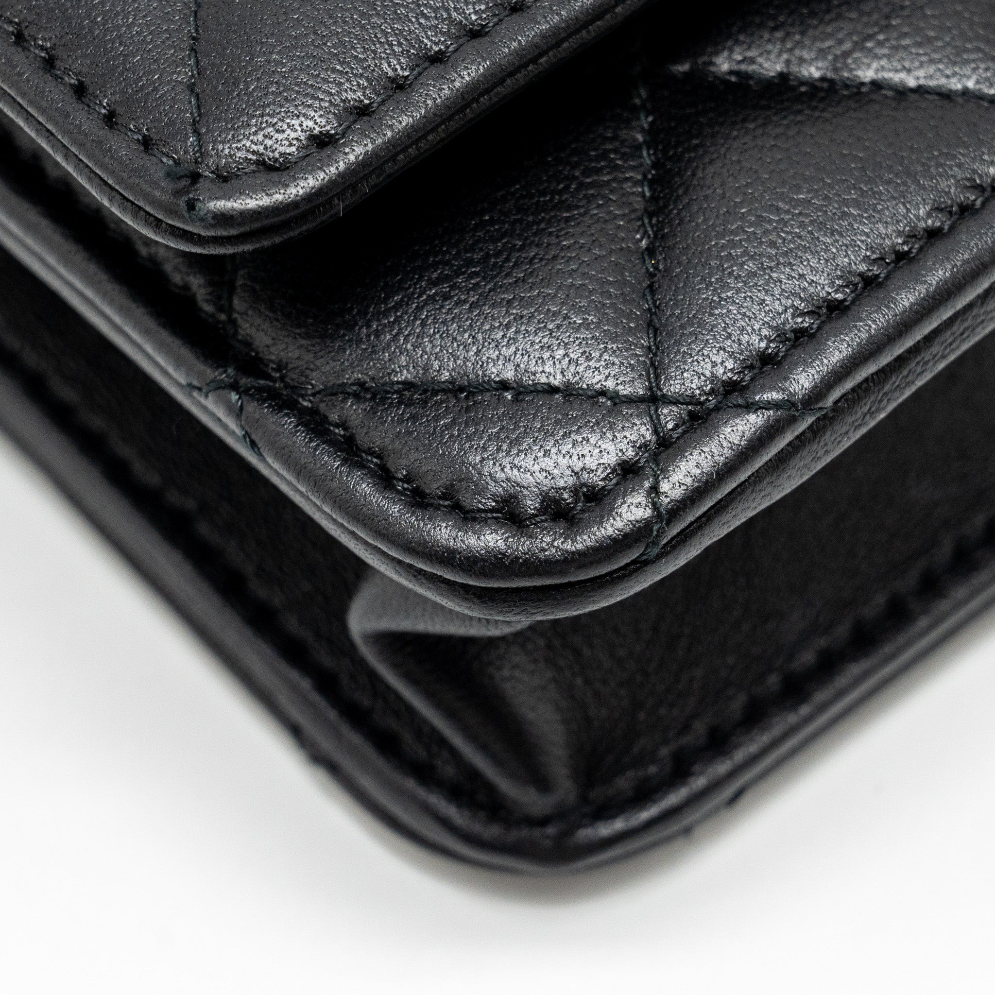 chanel-wallet-on-chain-with-pearl-chain-lambskin-black-lghwmicrochip