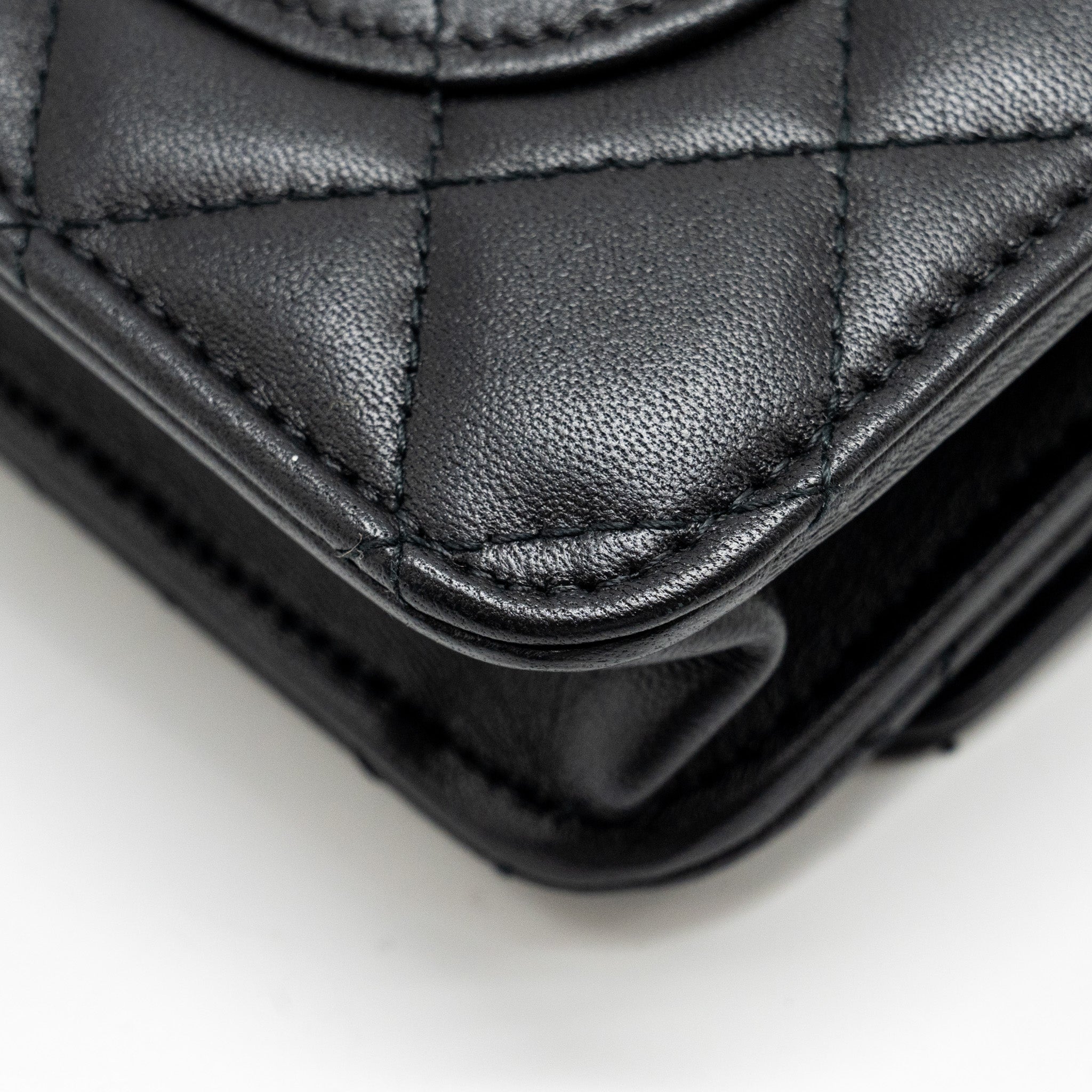 chanel-wallet-on-chain-with-pearl-chain-lambskin-black-lghwmicrochip