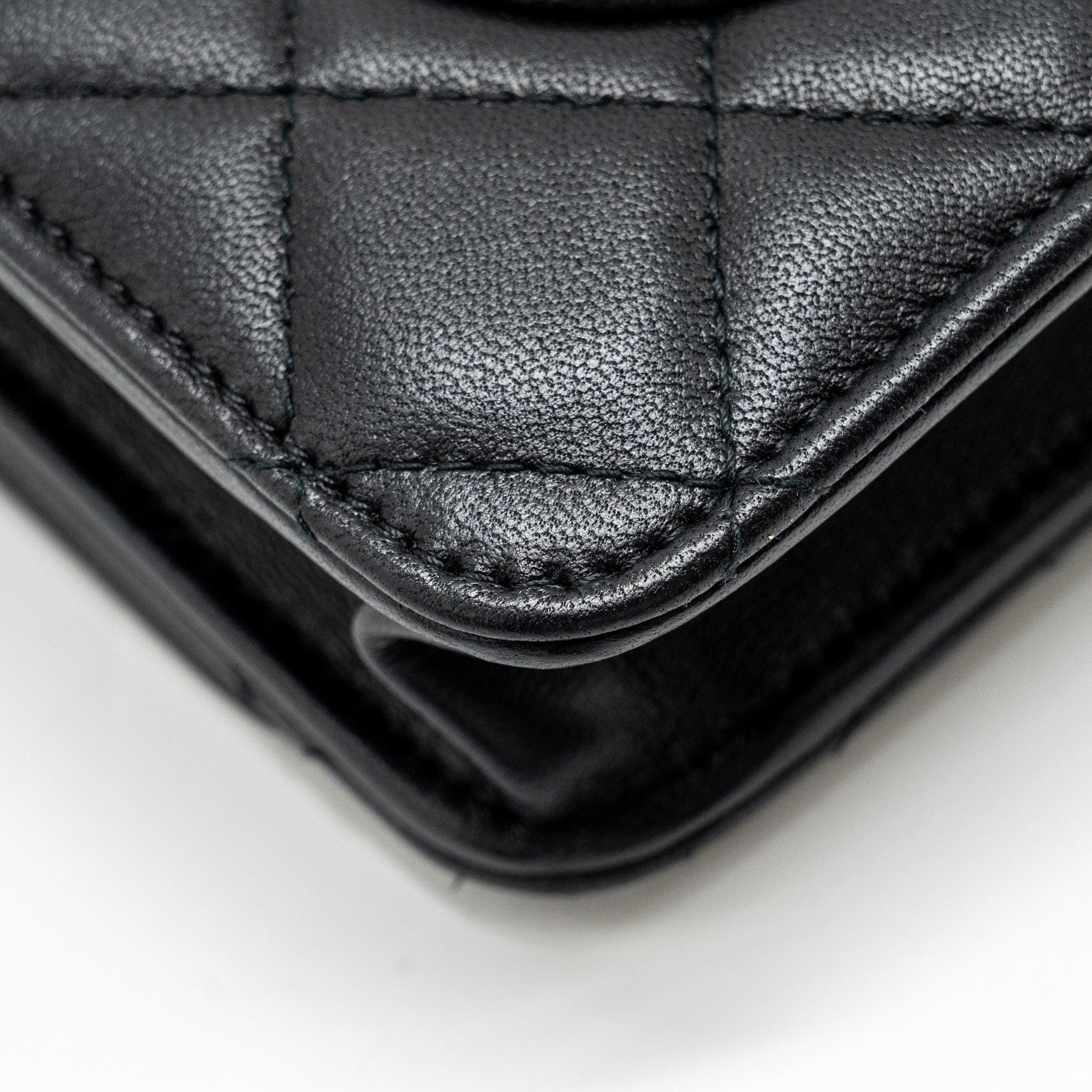 chanel-wallet-on-chain-with-pearl-chain-lambskin-black-lghwmicrochip