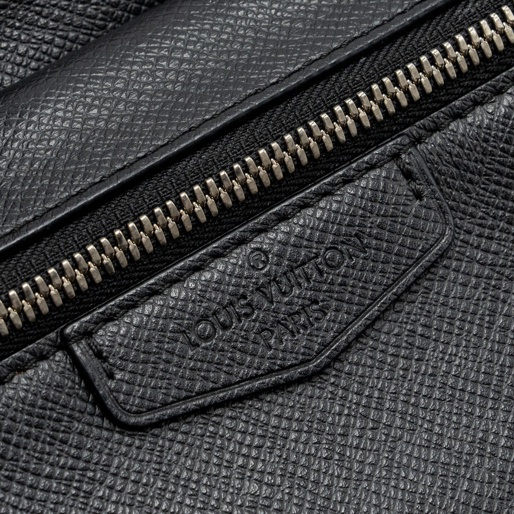 louis-vuitton-taiga-bum-bag-outdoor-leather-black-shw