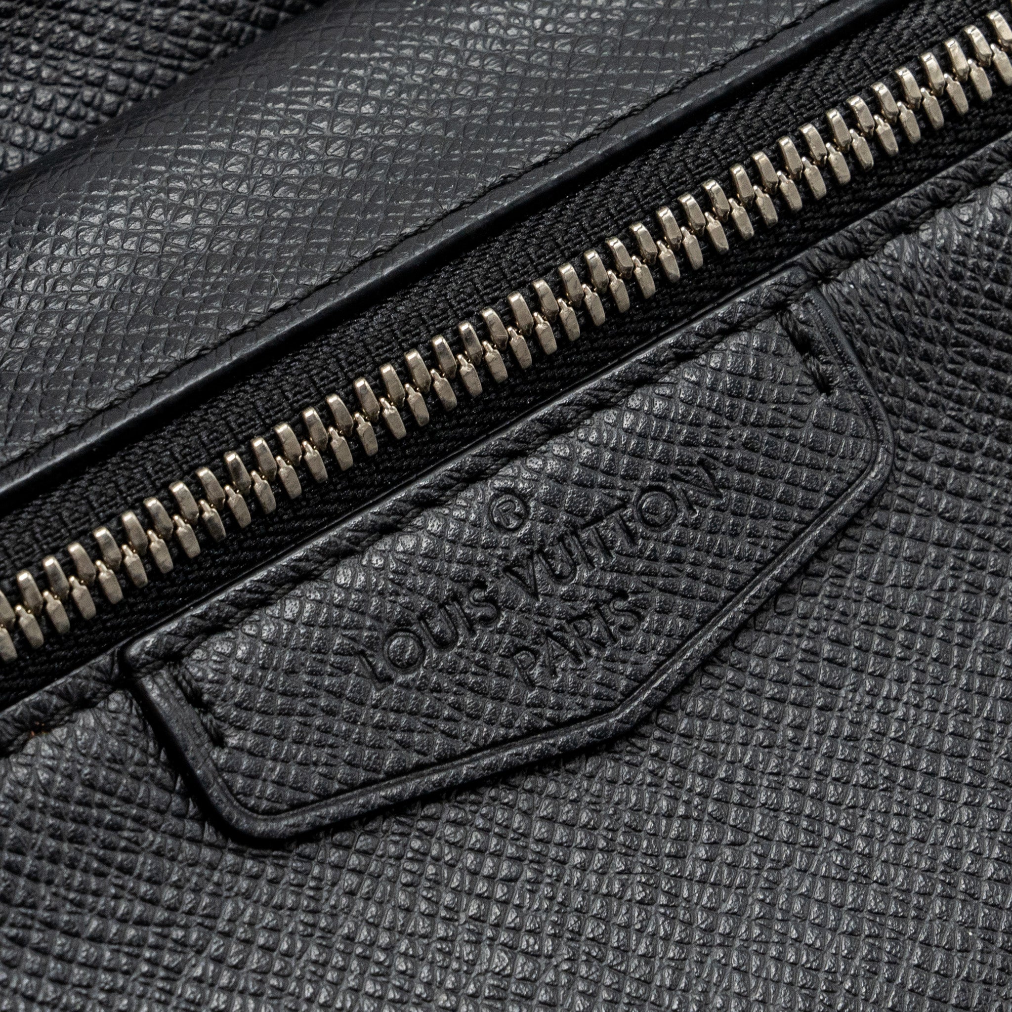 louis-vuitton-taiga-bum-bag-outdoor-leather-black-shw