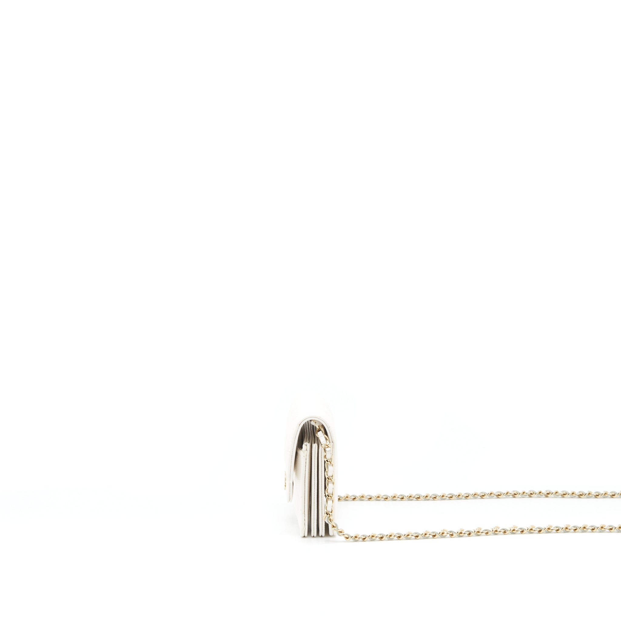 chanel-21b-card-holder-on-chain-caviar-white-lghw