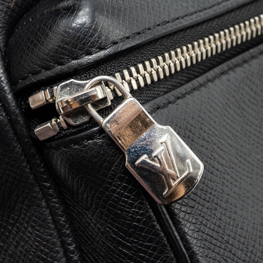 louis-vuitton-taiga-bum-bag-outdoor-leather-black-shw