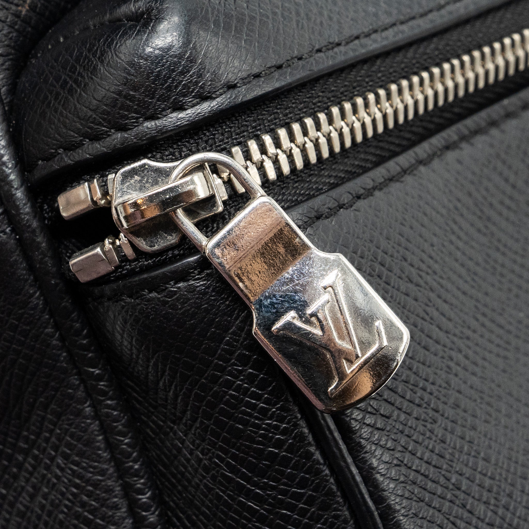 louis-vuitton-taiga-bum-bag-outdoor-leather-black-shw