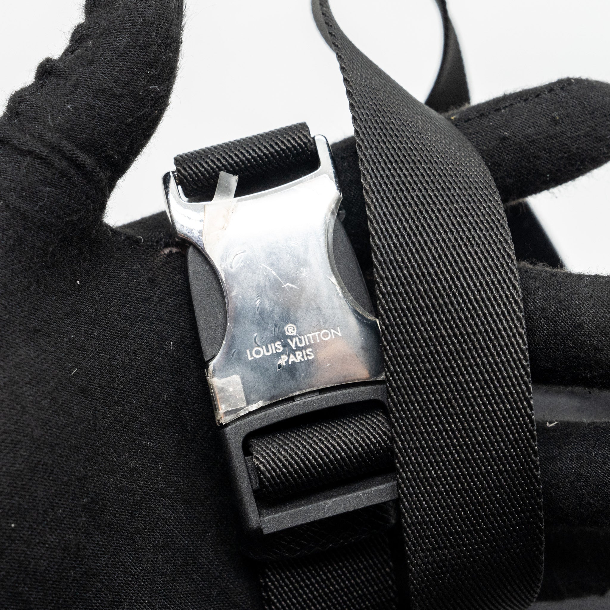 louis-vuitton-taiga-bum-bag-outdoor-leather-black-shw