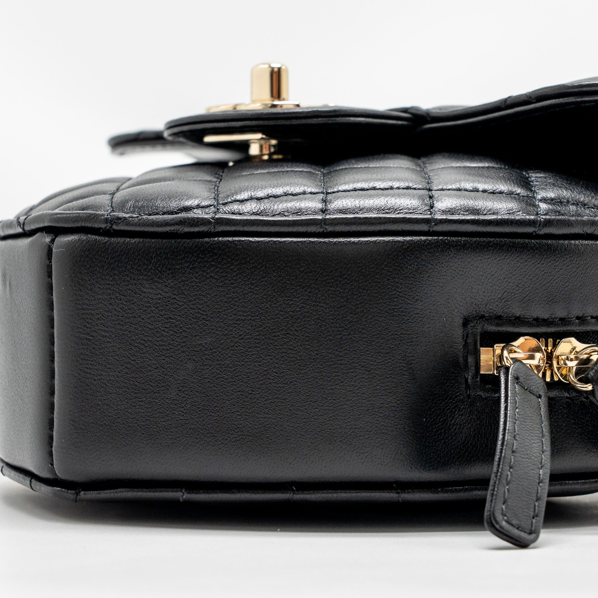 chanel-22s-heart-bag-lambskin-black-lghwmicrochip