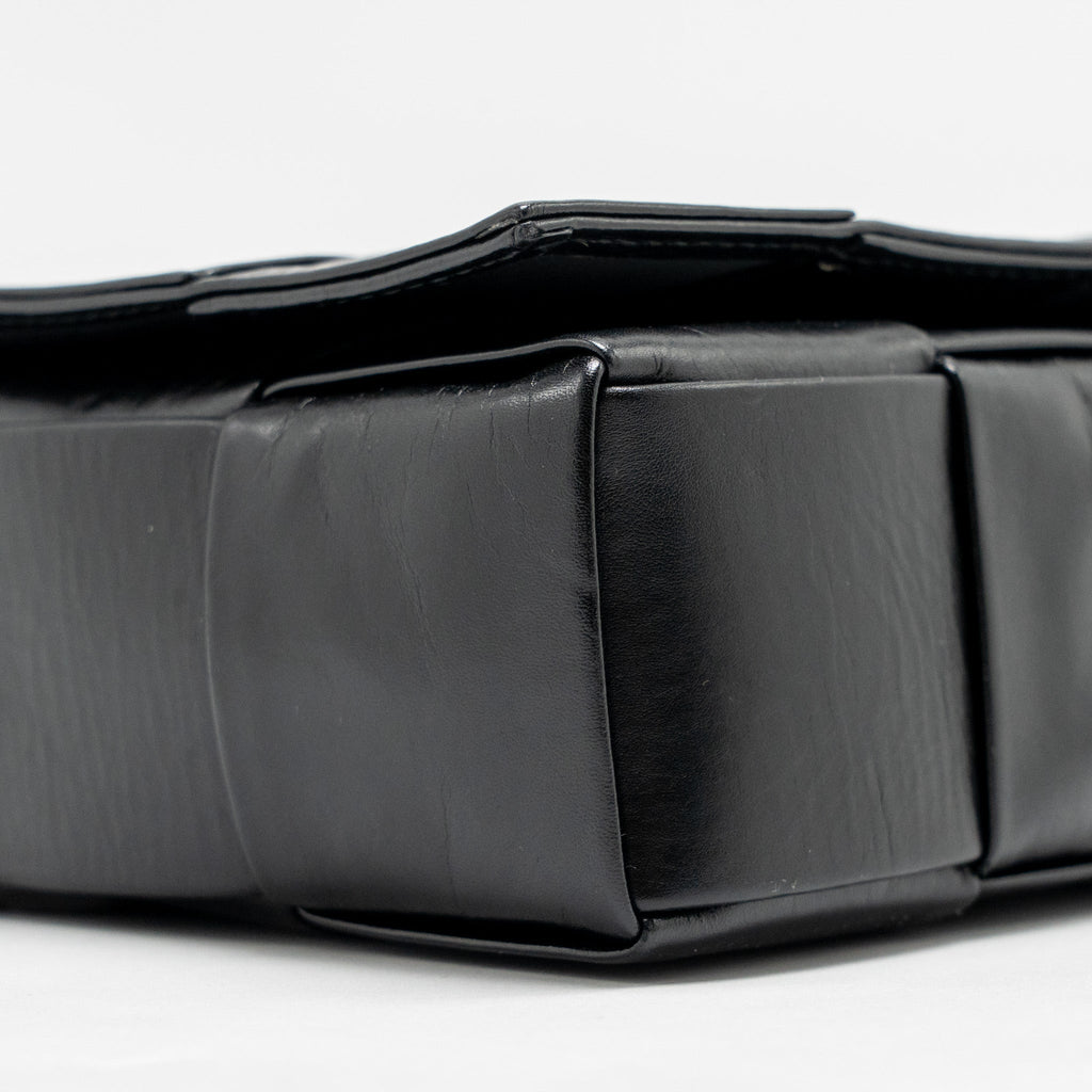 bottega-veneta-cassette-messenger-bag-calfskin-black-shw