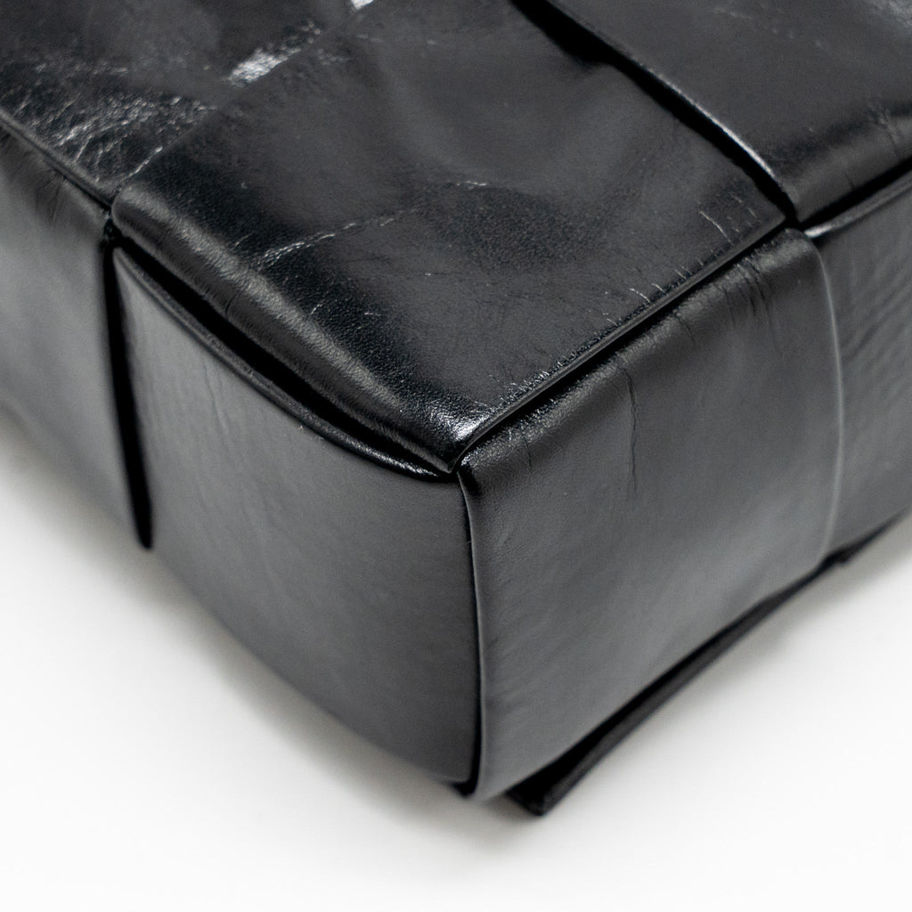 bottega-veneta-cassette-messenger-bag-calfskin-black-shw