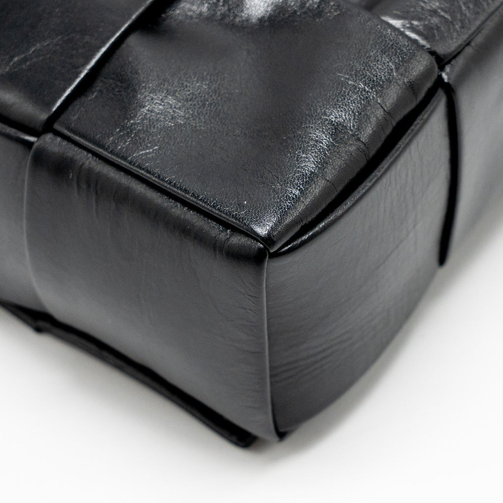 bottega-veneta-cassette-messenger-bag-calfskin-black-shw