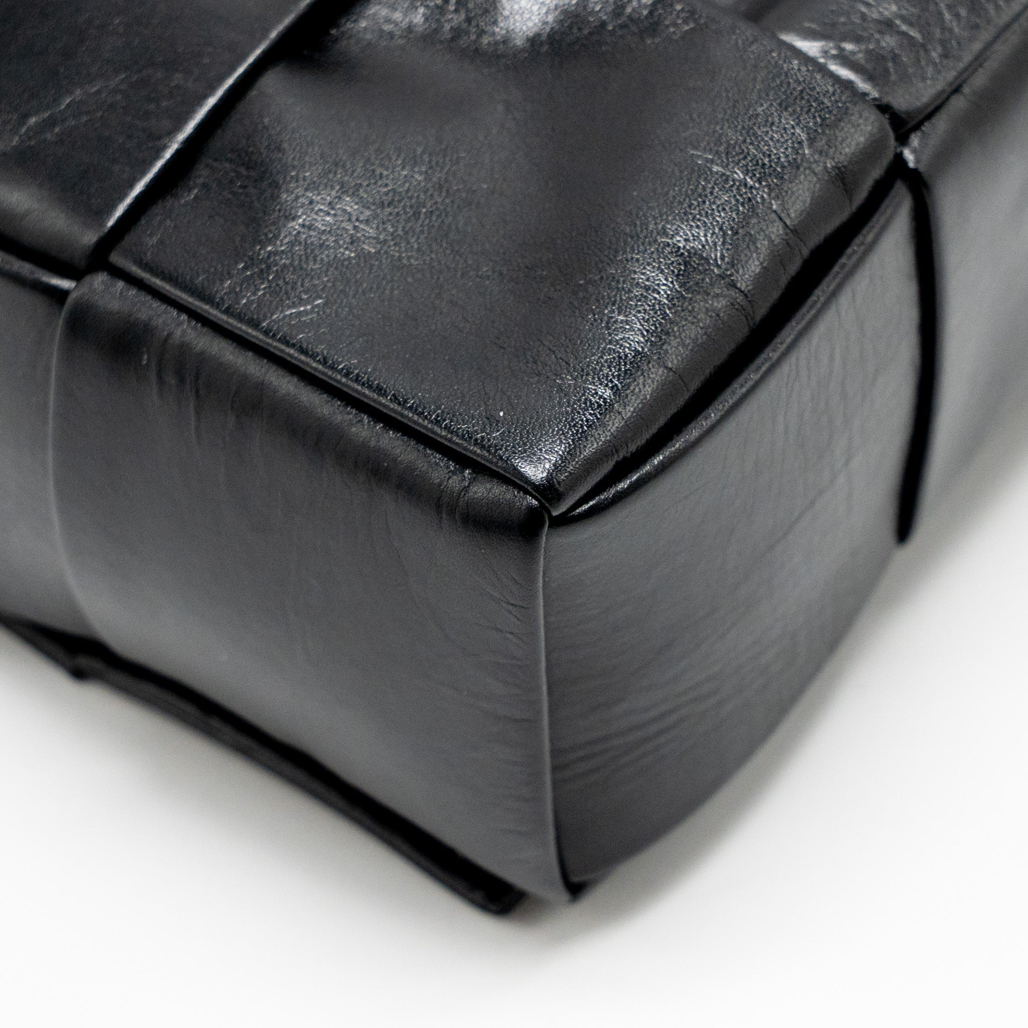 bottega-veneta-cassette-messenger-bag-calfskin-black-shw