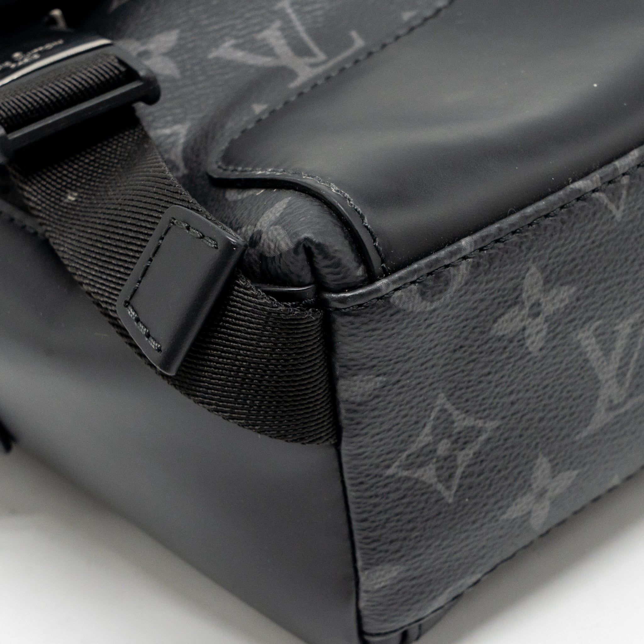 louis-vuitton-messenger-voyager-pm-monogram-eclipse-black-shw