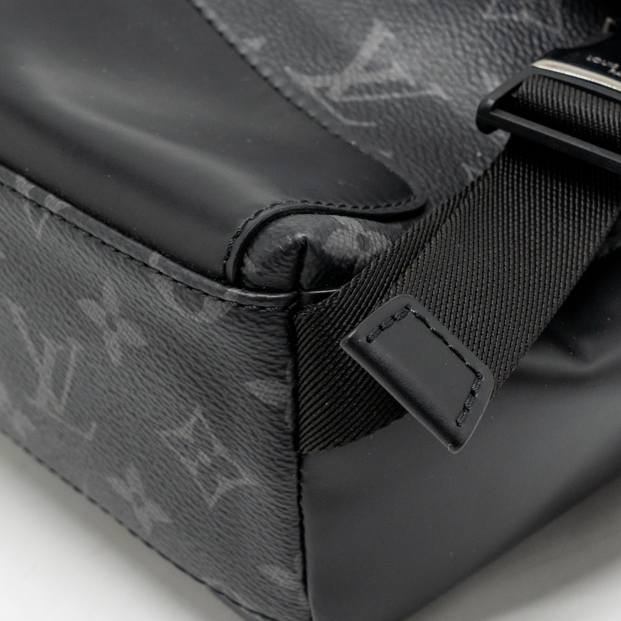 louis-vuitton-messenger-voyager-pm-monogram-eclipse-black-shw