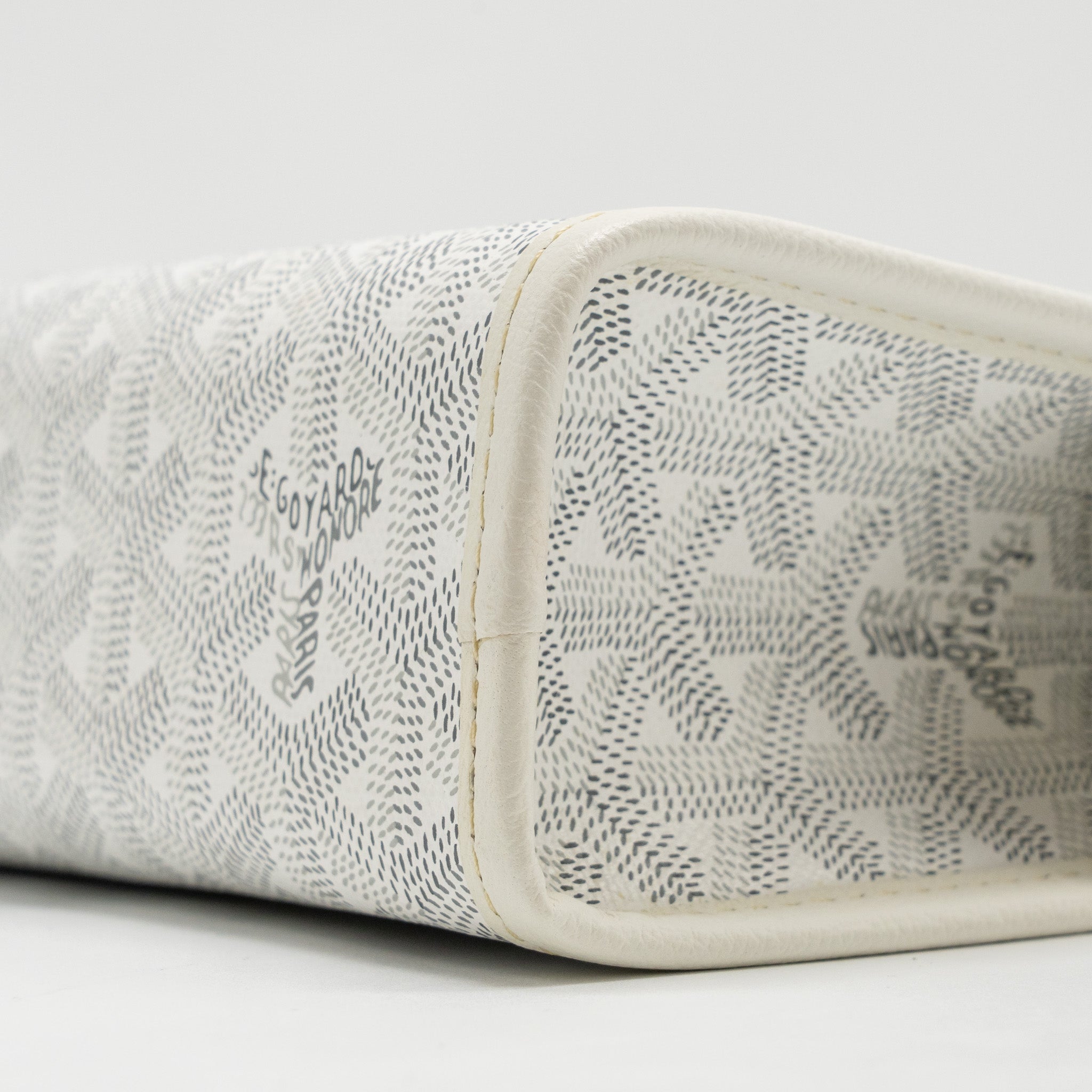 goyard-jouvence-mm-toiletry-bag-goyardine-canvas-white-shw-copy