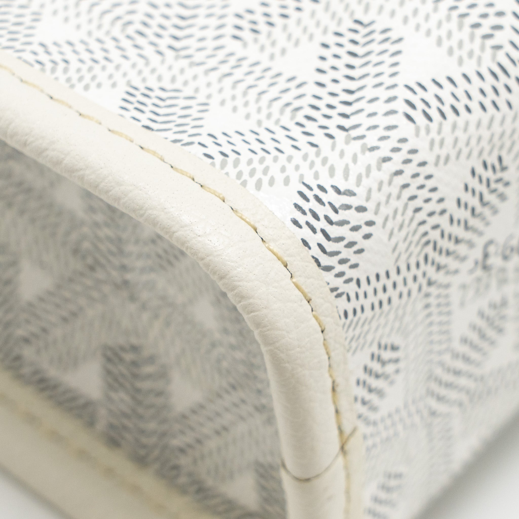 goyard-jouvence-mm-toiletry-bag-goyardine-canvas-white-shw-copy