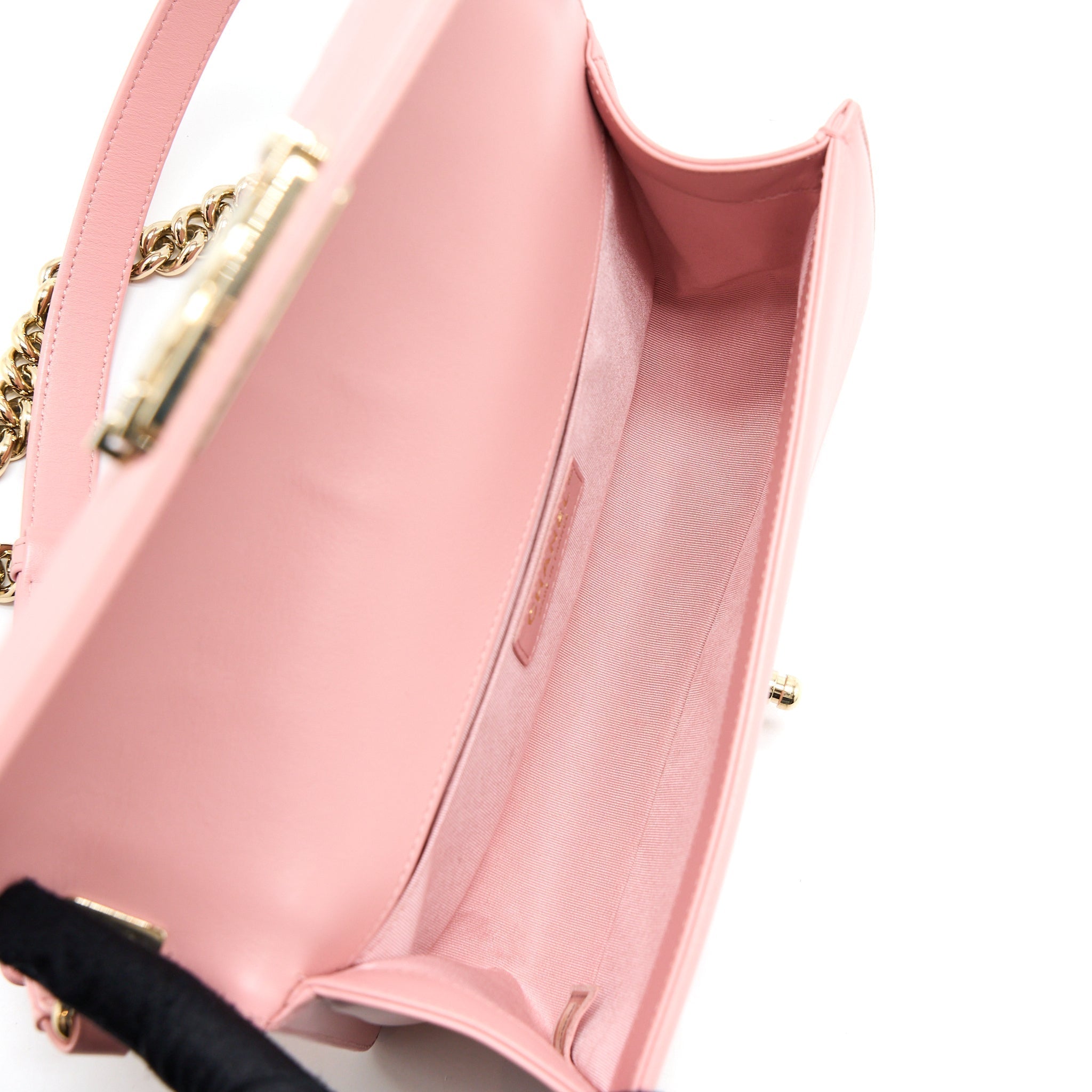 chanel-medium-boy-bag-calfskin-pink-lghw