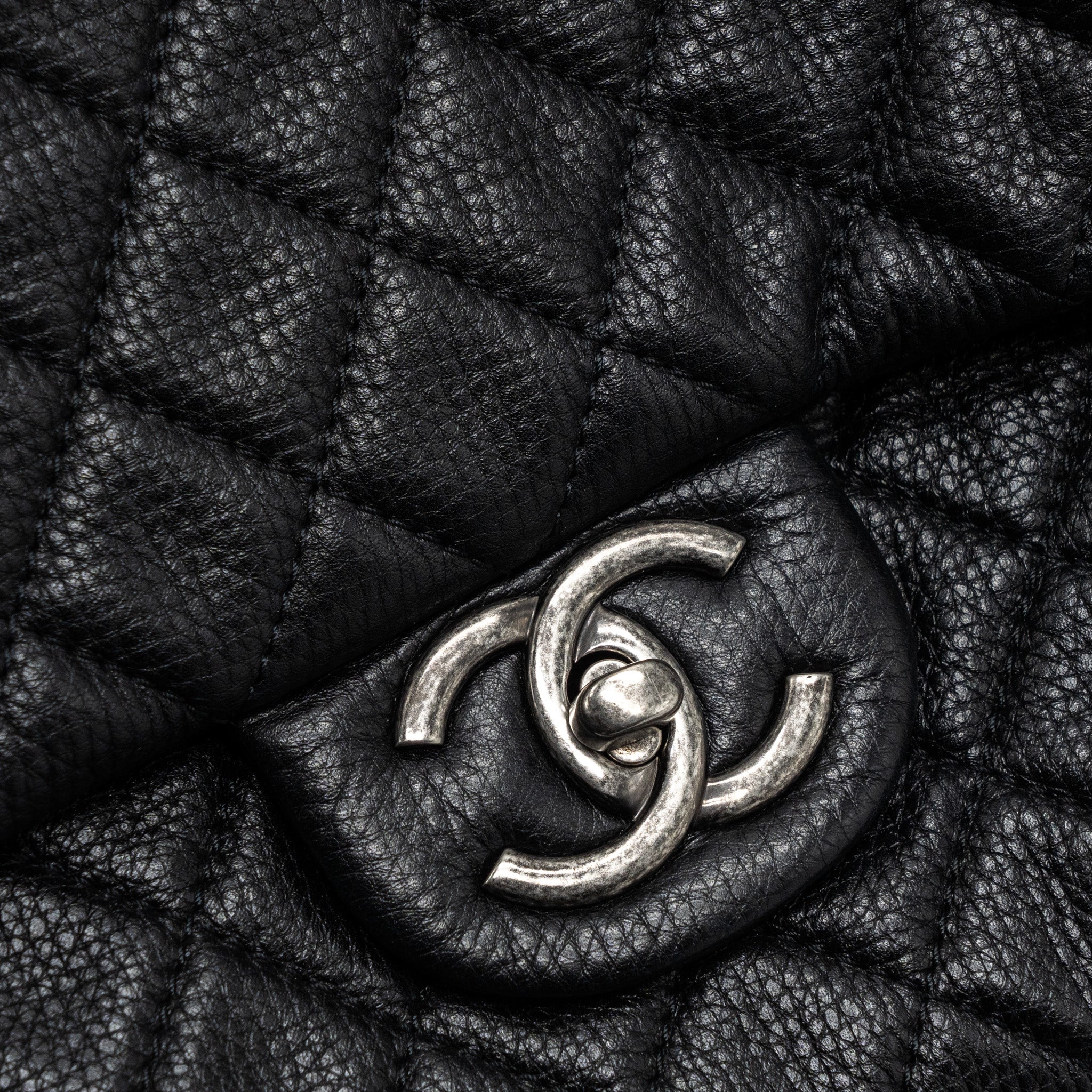 chanel-xxl-classic-travel-flap-calfskin-black-ruthenium-hardware