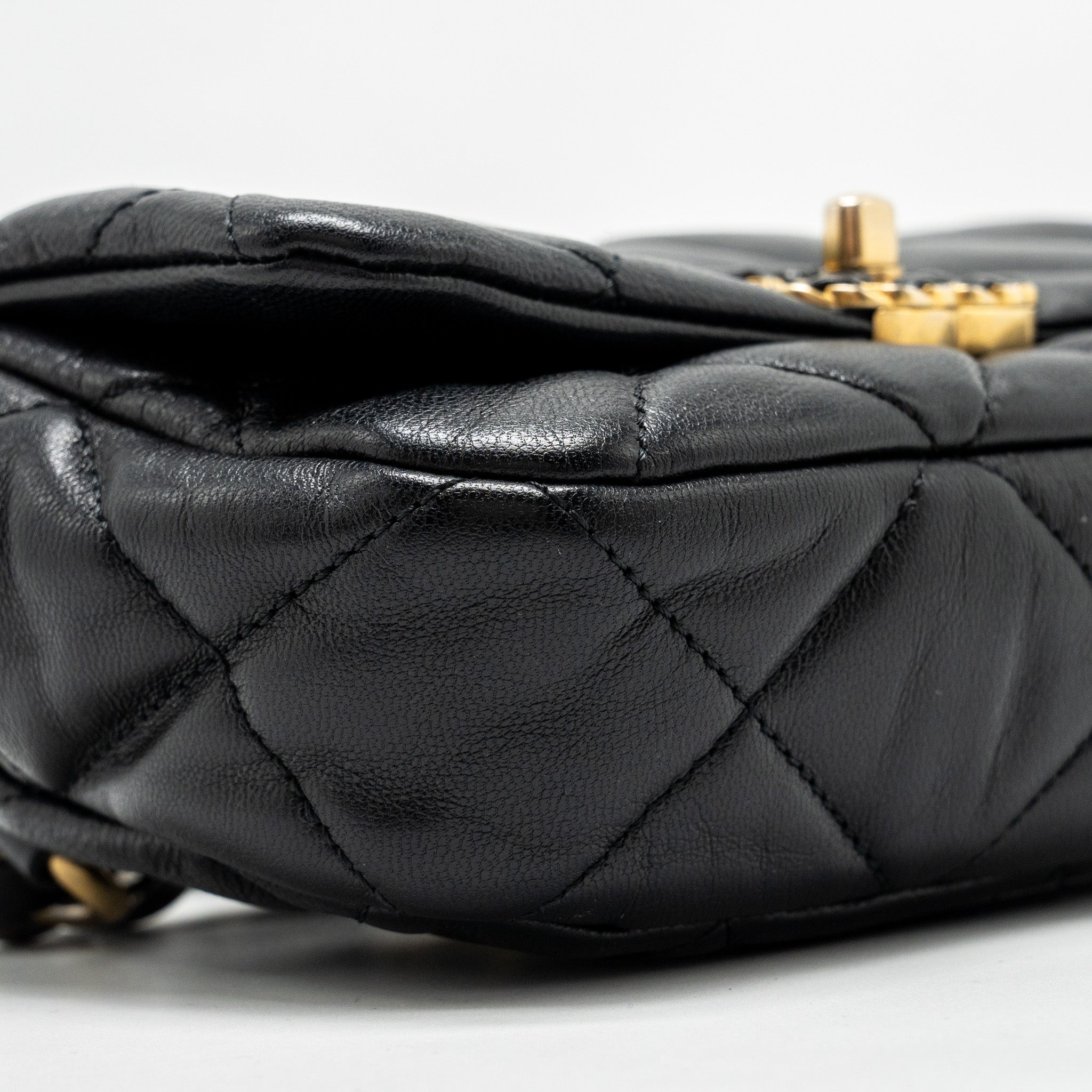 chanel-19-quilted-waist-belt-bag-calfskin-black-ghw