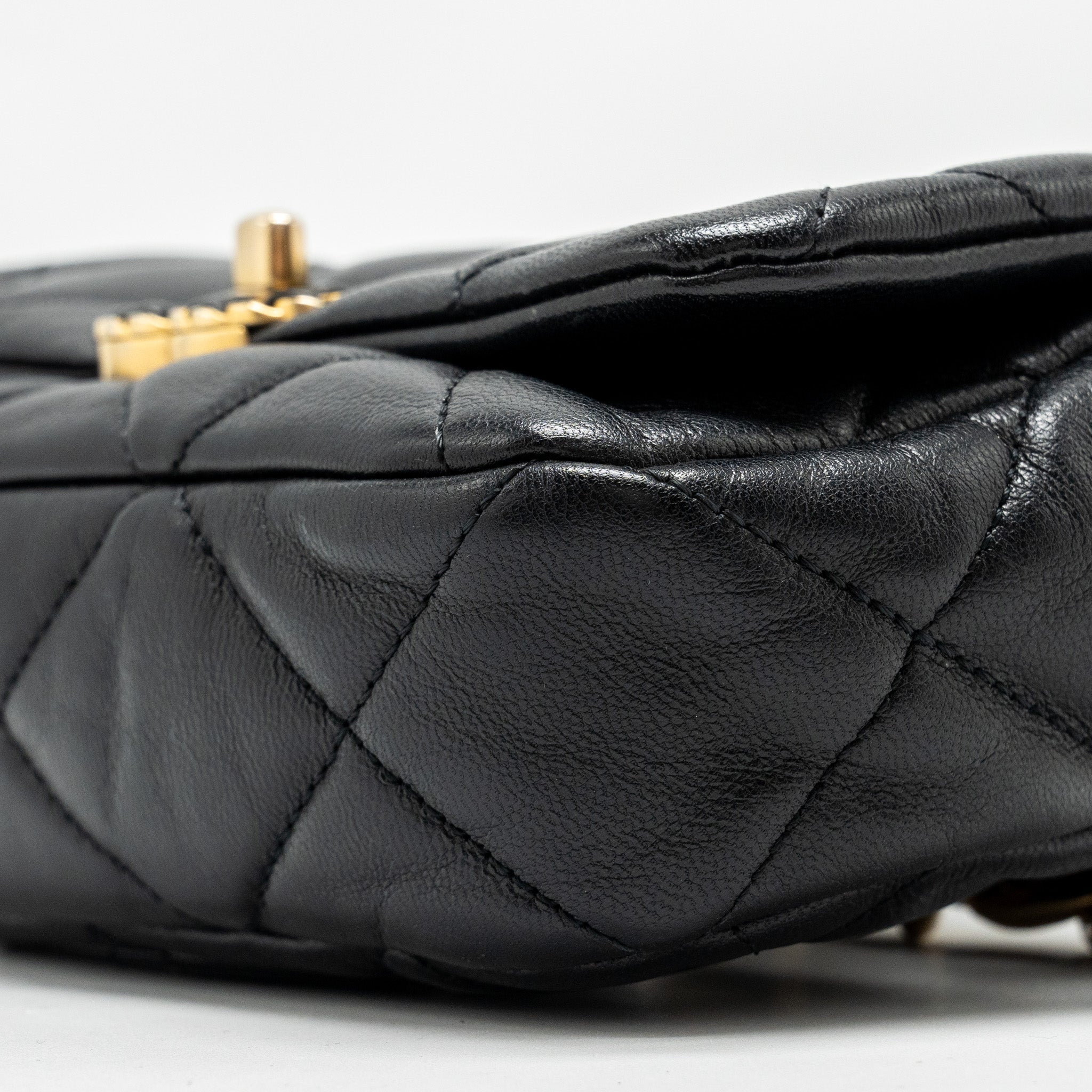 chanel-19-quilted-waist-belt-bag-calfskin-black-ghw