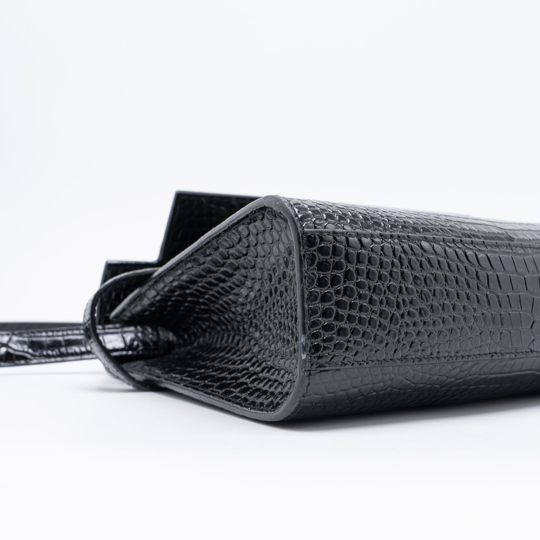saint-laurent-manhattan-shoulder-bag-crocodile-embossed-black-ghw