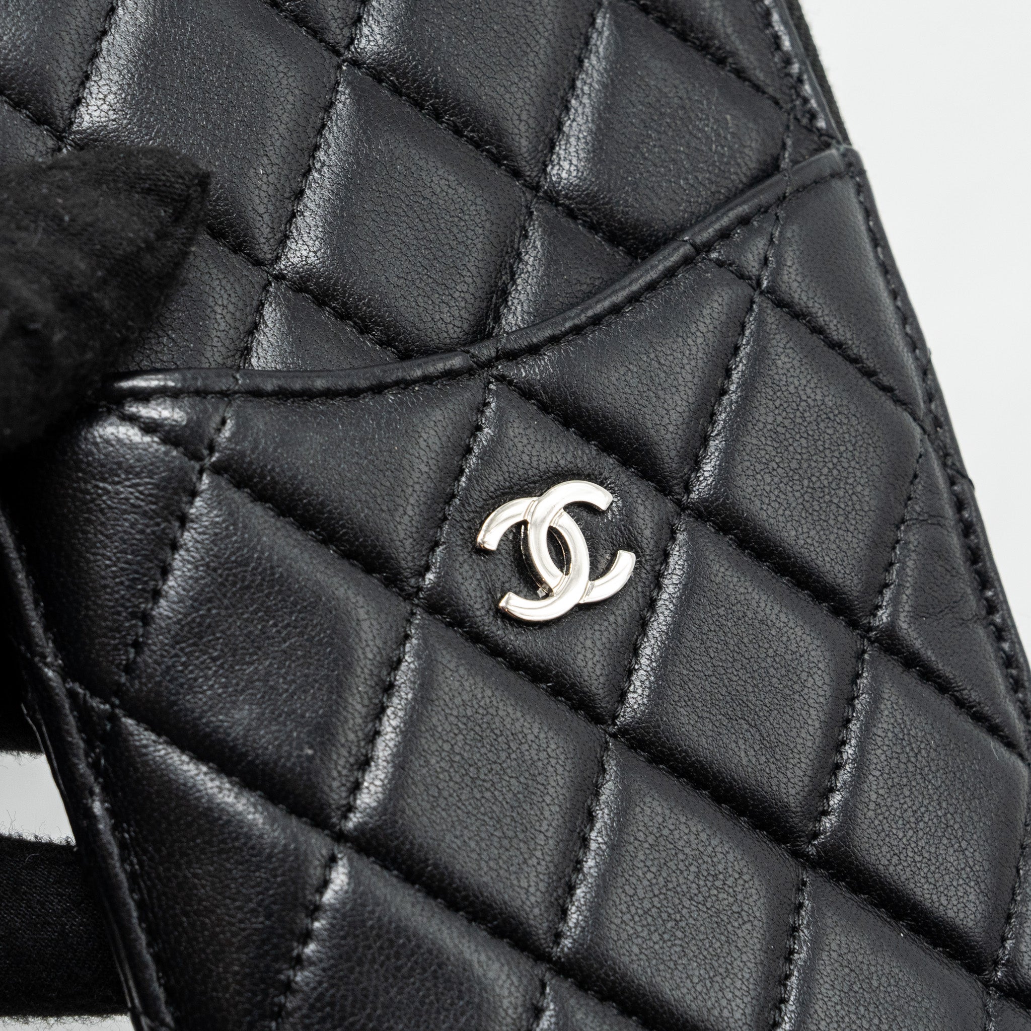 chanel-phone-zip-pouch-lambskin-black-shw