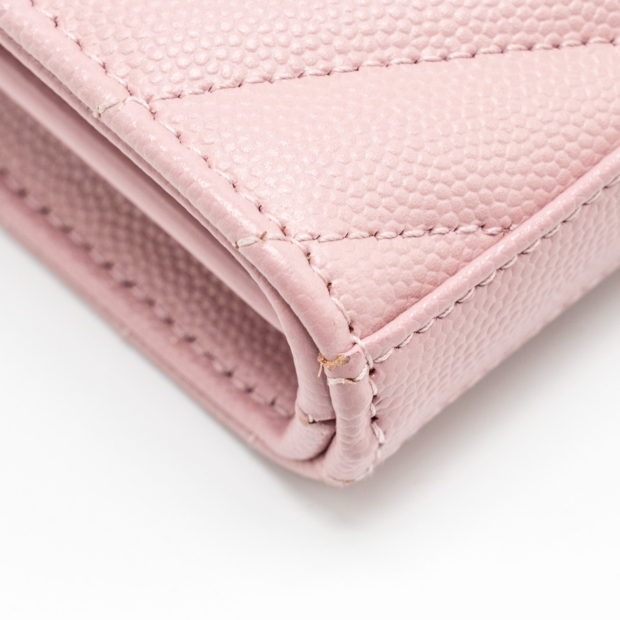 saint-laurent-ysl-cassandre-matelasse-wallet-on-chain-grained-calfskin-pink-ghw