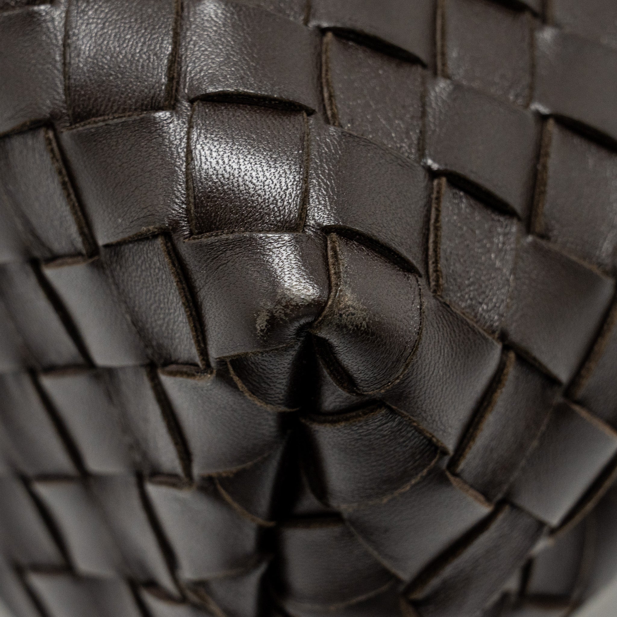 bottega-veneta-medium-andiamo-lambskin-fondant-ghw