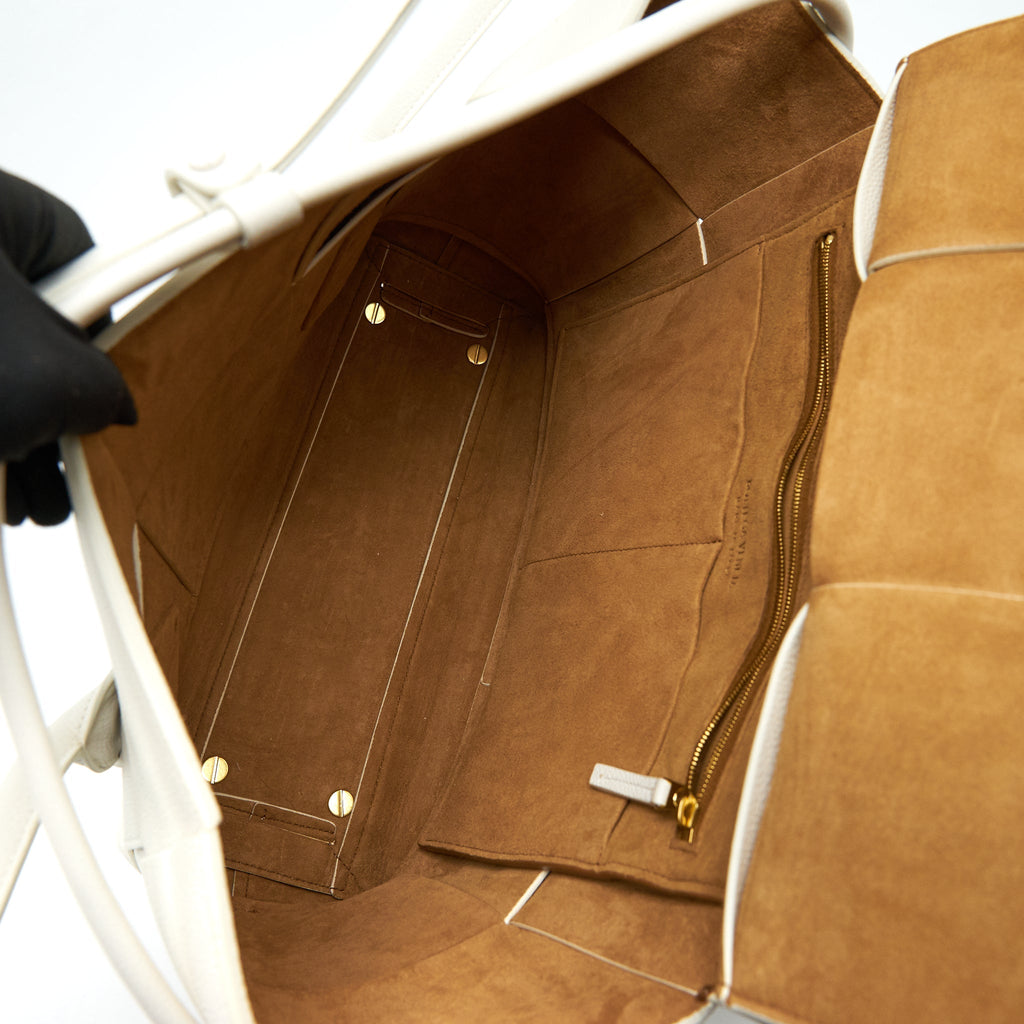 bottega-veneta-pavilion-kuala-lumpur-medium-arco-white