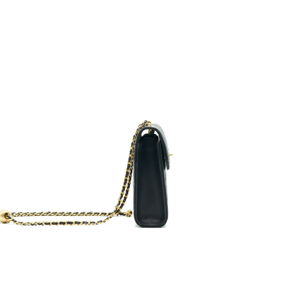 chanel-pearl-crush-vertical-phone-holder-1