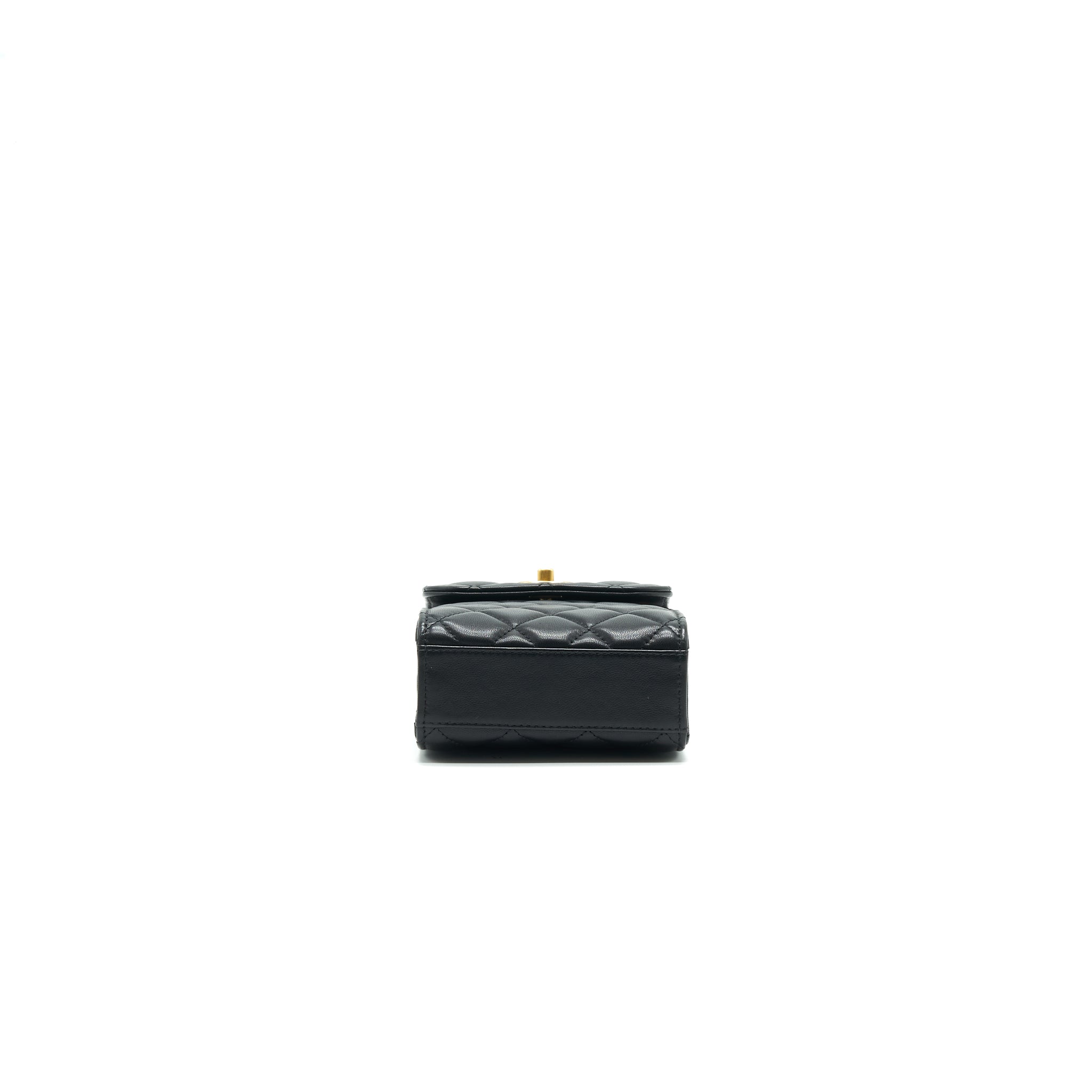 chanel-pearl-crush-vertical-phone-holder-1