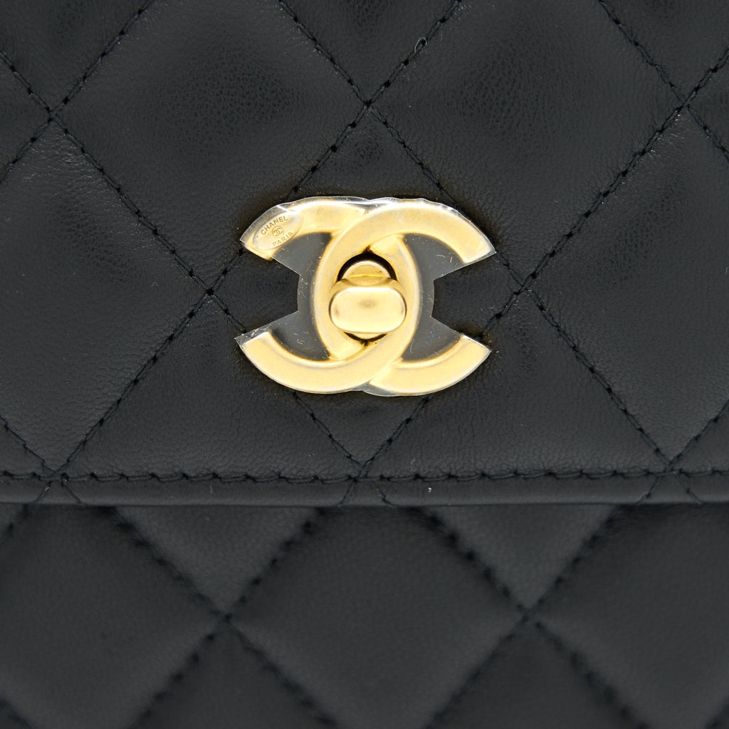chanel-pearl-crush-vertical-phone-holder-1