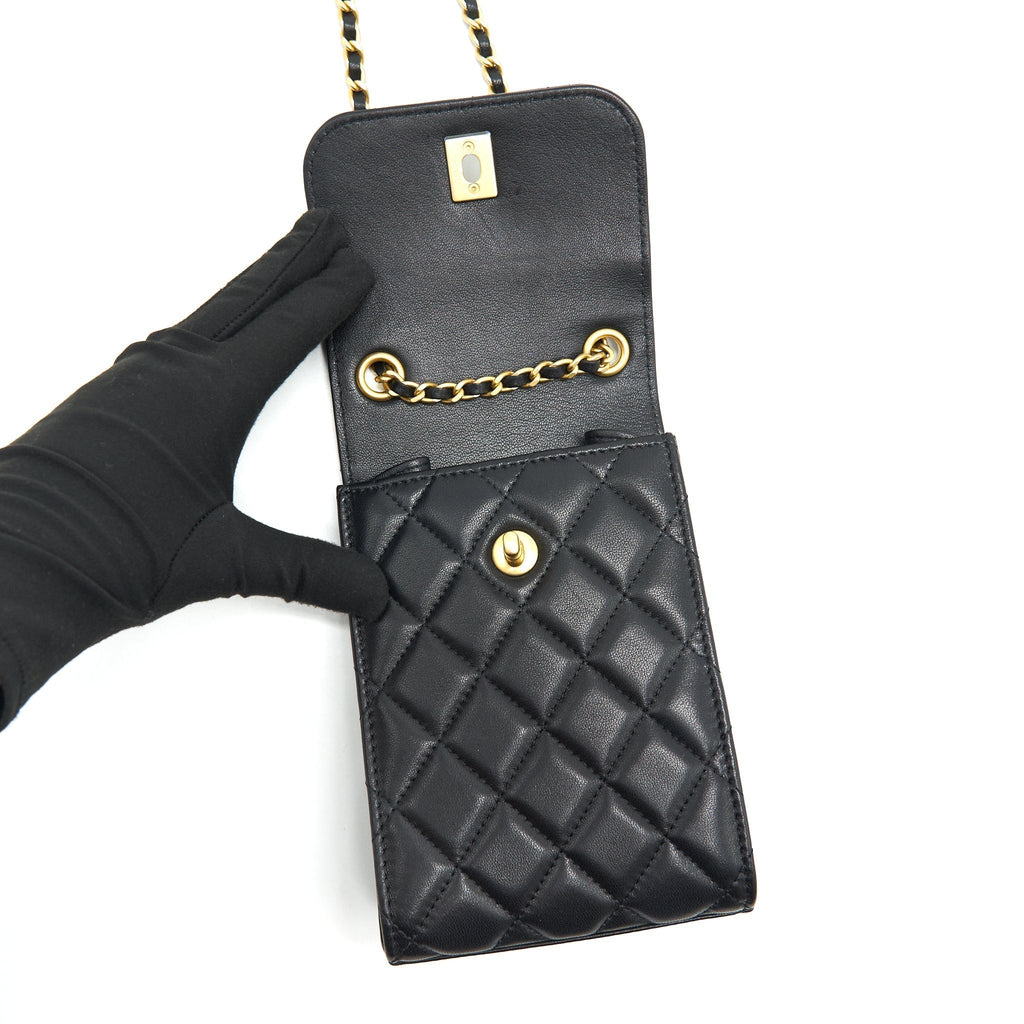 chanel-pearl-crush-vertical-phone-holder-1