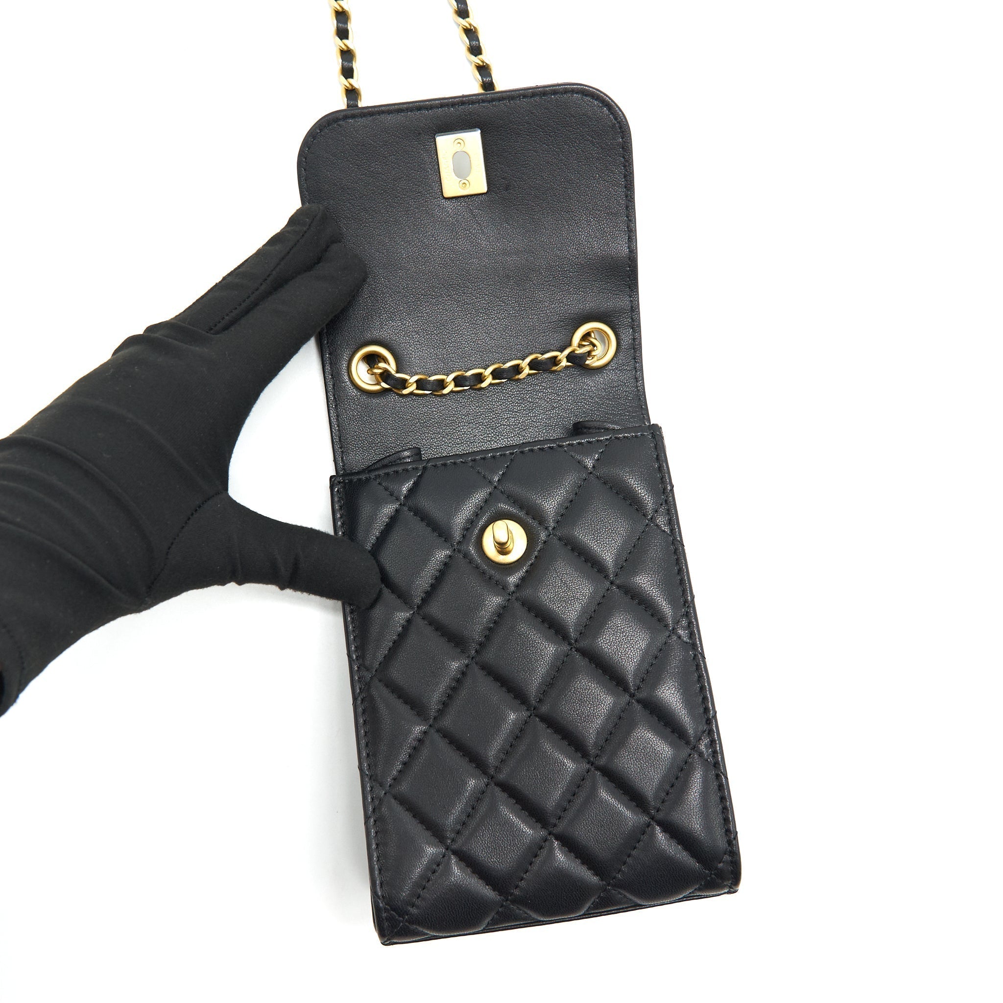 chanel-pearl-crush-vertical-phone-holder-1