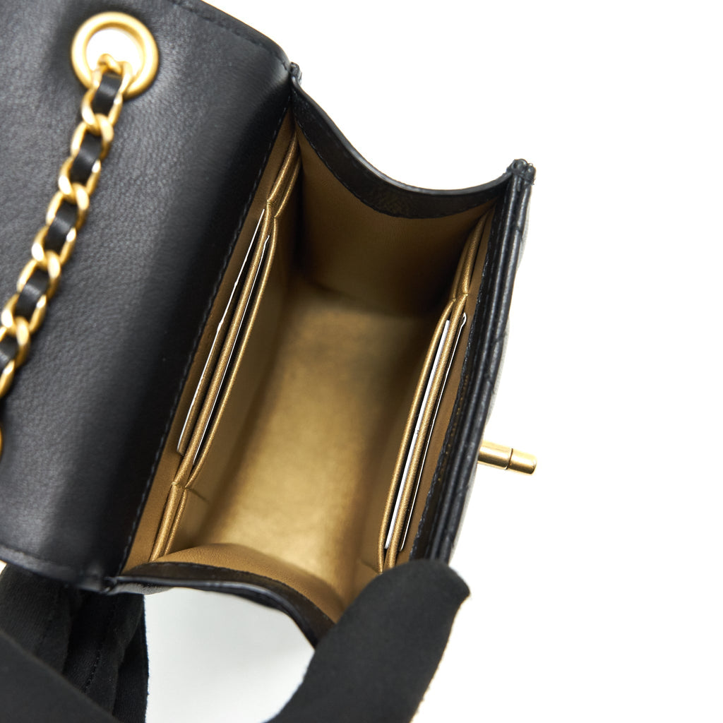 chanel-pearl-crush-vertical-phone-holder-1