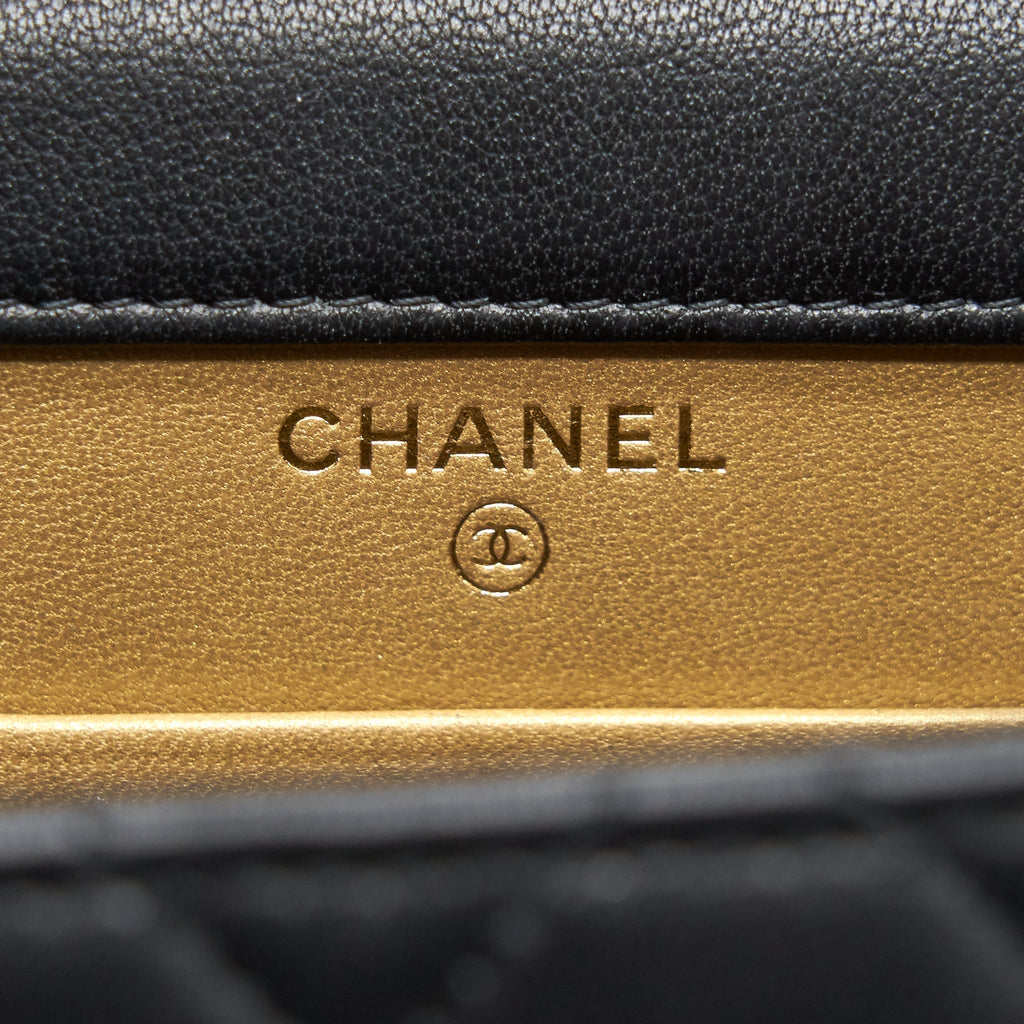 chanel-pearl-crush-vertical-phone-holder-1