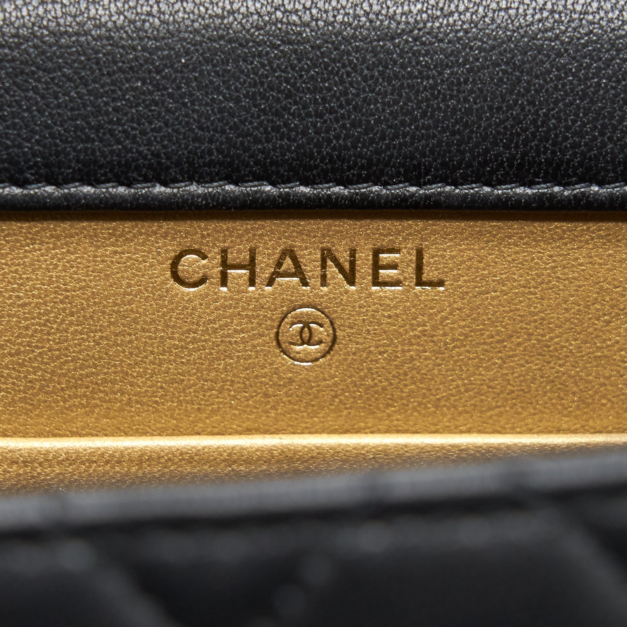 chanel-pearl-crush-vertical-phone-holder-1