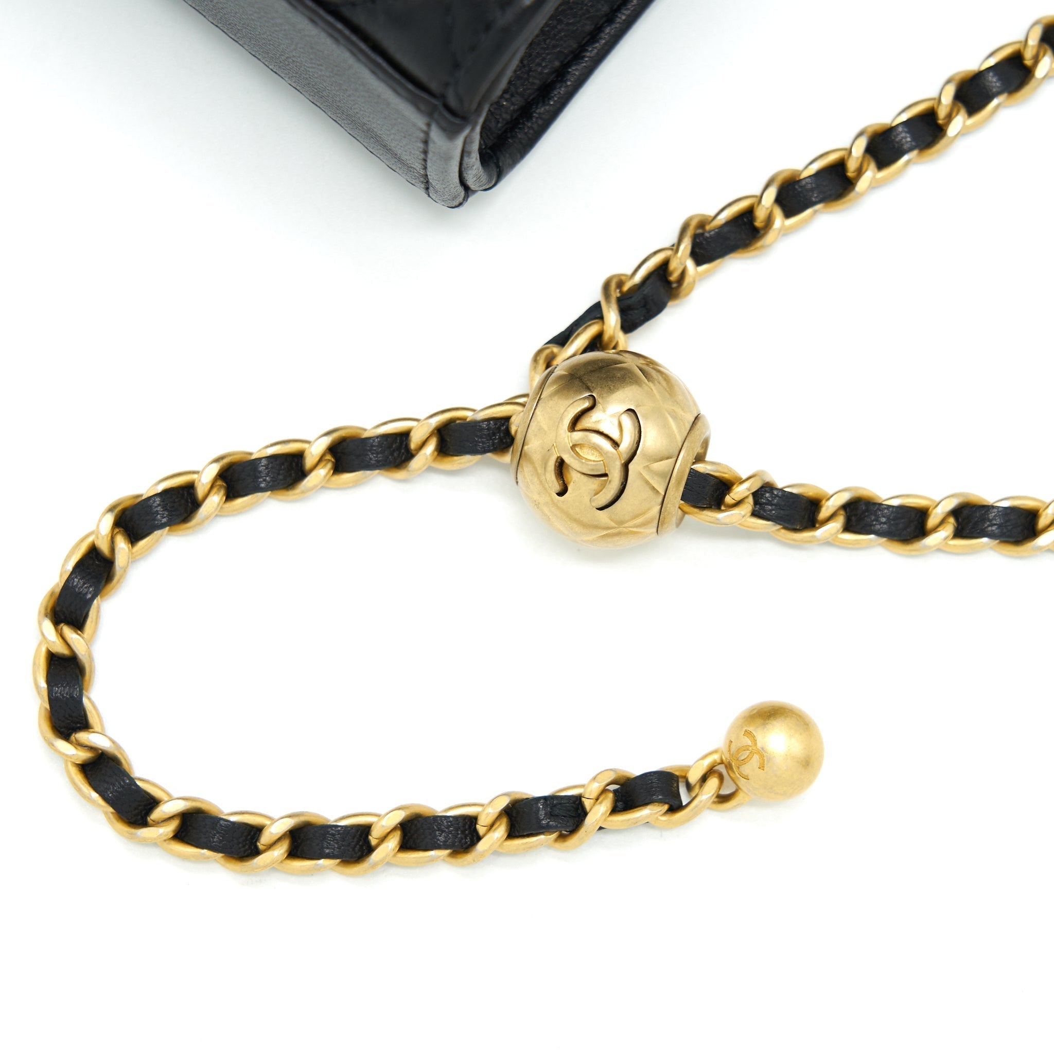 chanel-pearl-crush-vertical-phone-holder-1