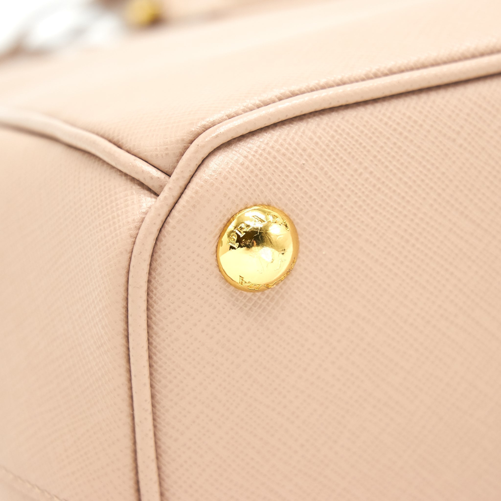 prada-saffiano-tote-bag-light-pink