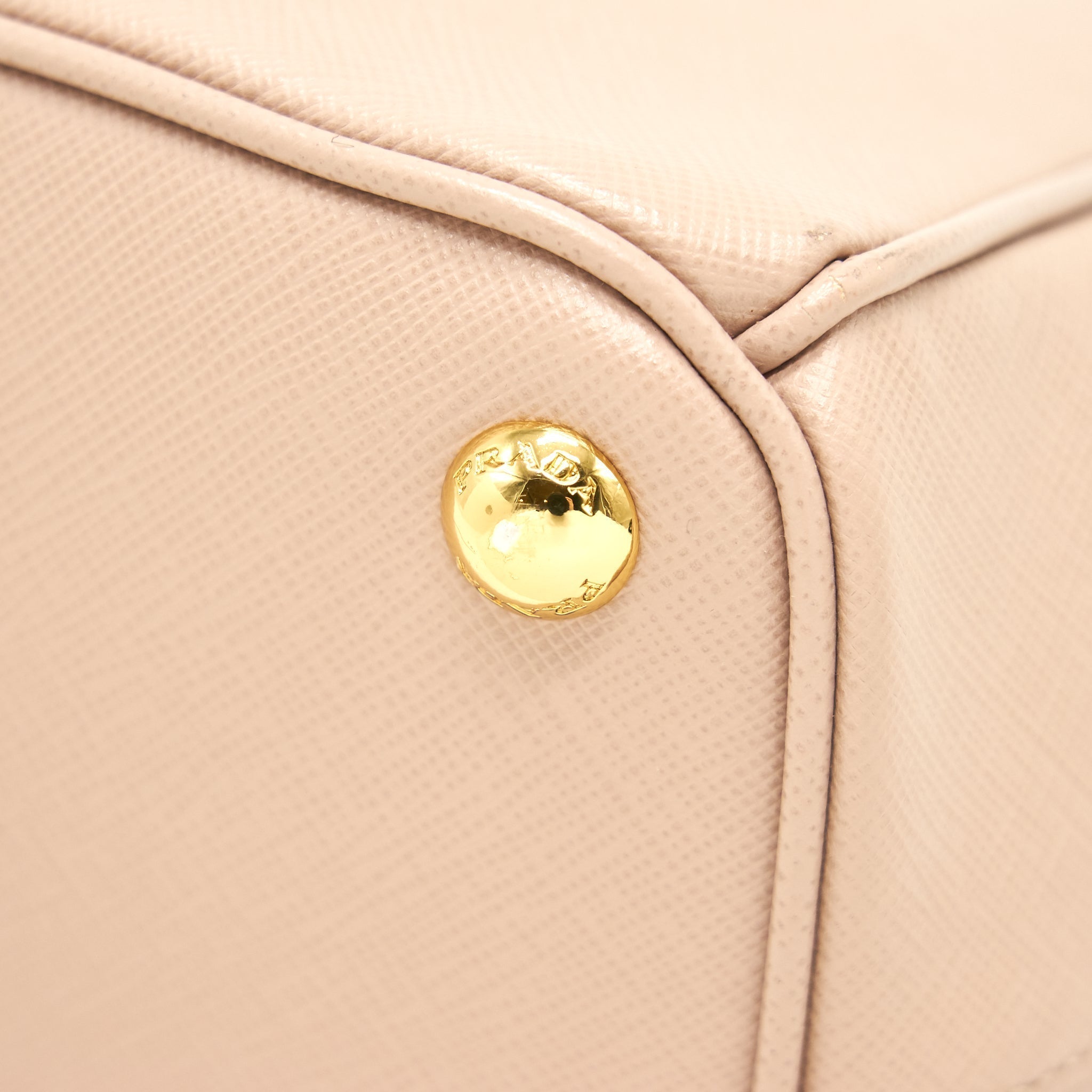 prada-saffiano-tote-bag-light-pink