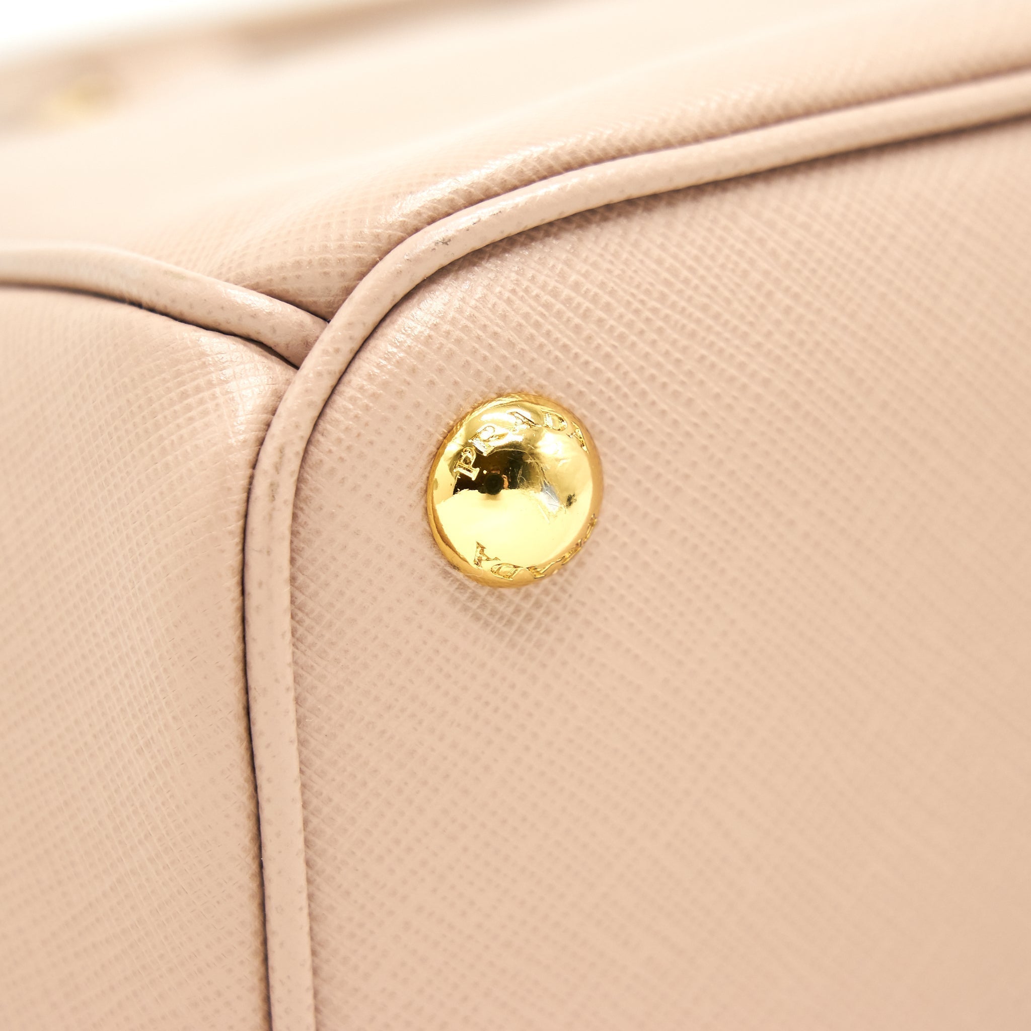 prada-saffiano-tote-bag-light-pink
