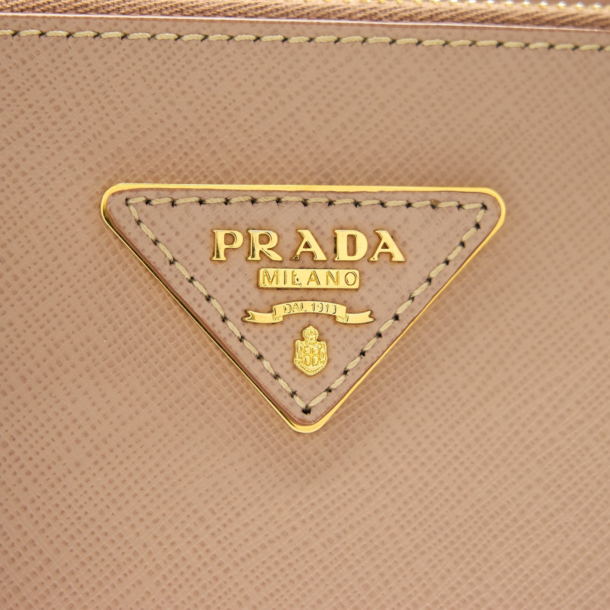 prada-saffiano-tote-bag-light-pink