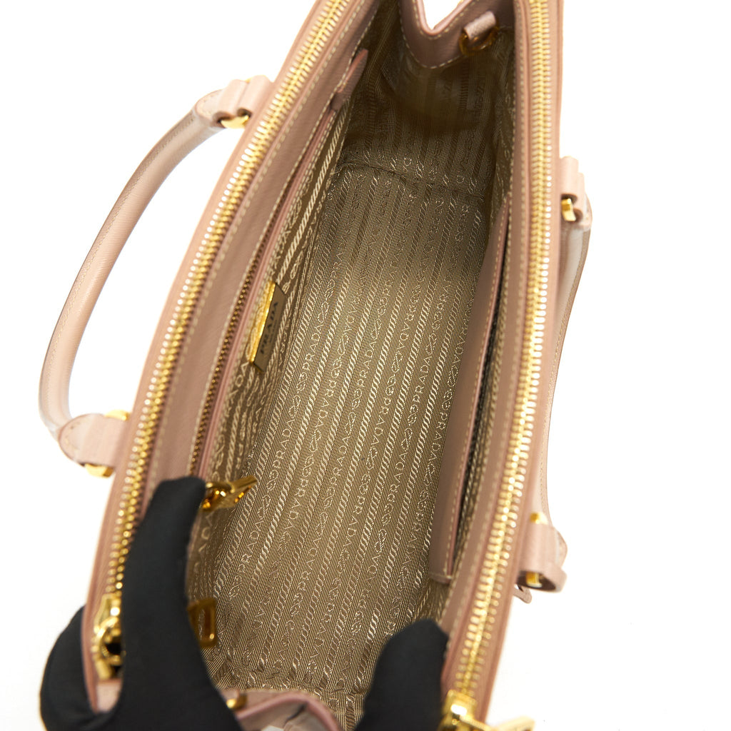 prada-saffiano-tote-bag-light-pink