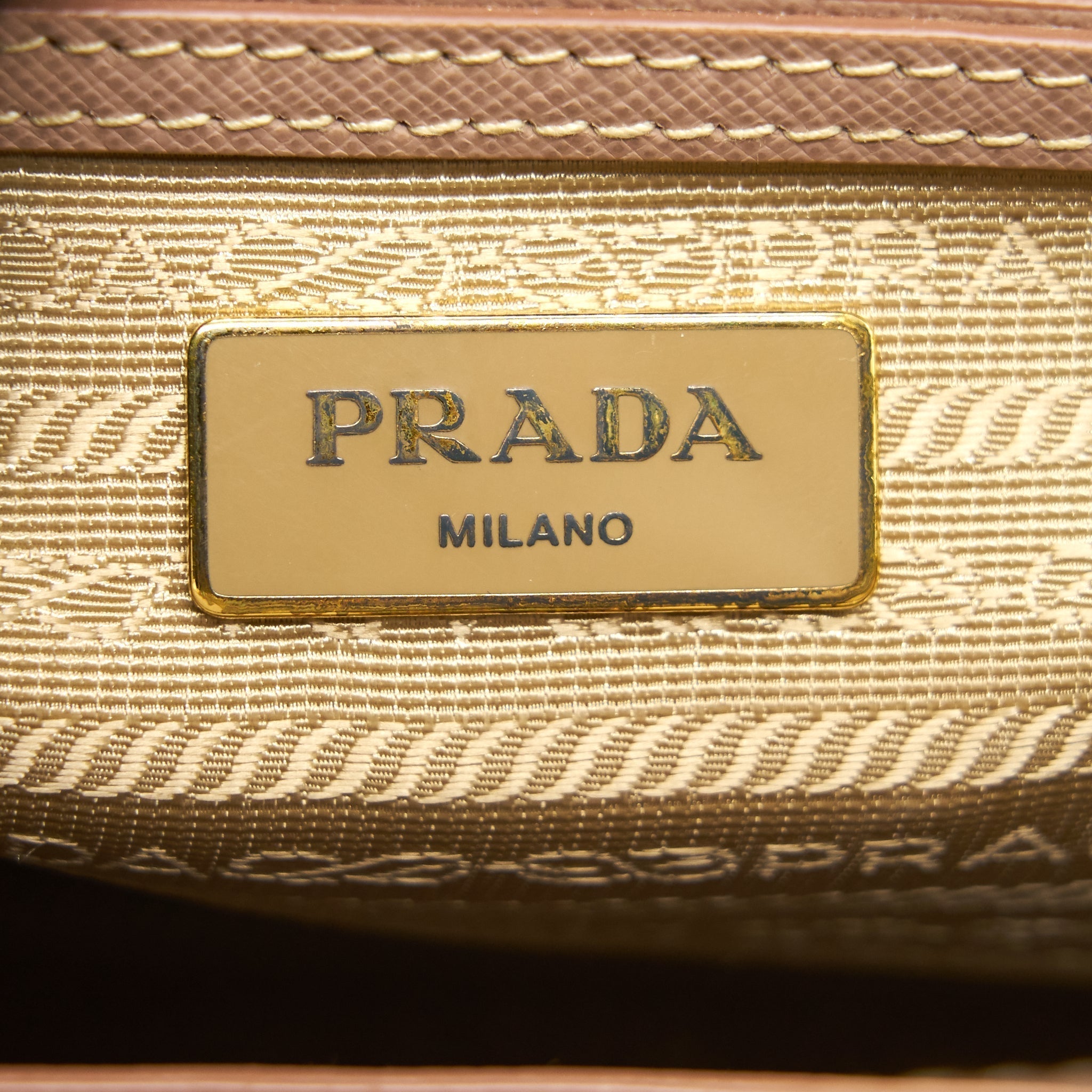 prada-saffiano-tote-bag-light-pink