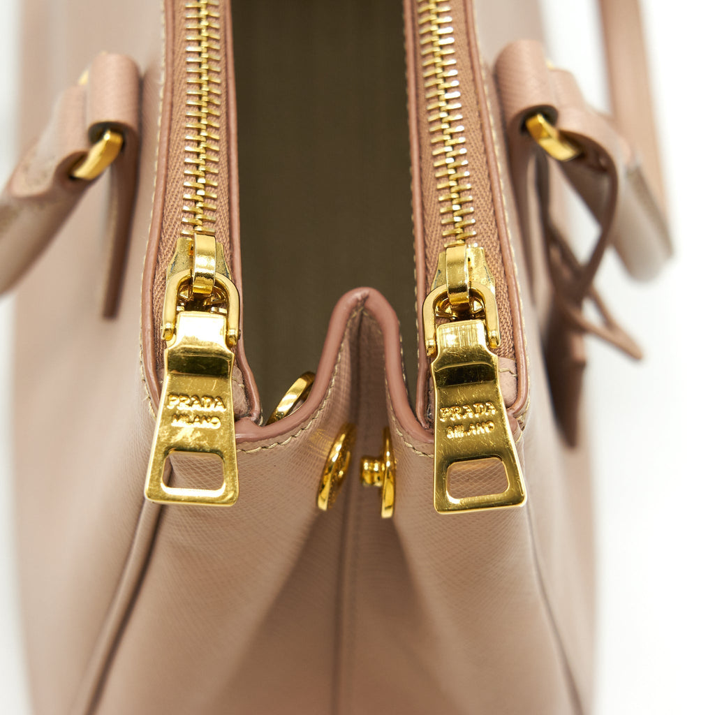 prada-saffiano-tote-bag-light-pink