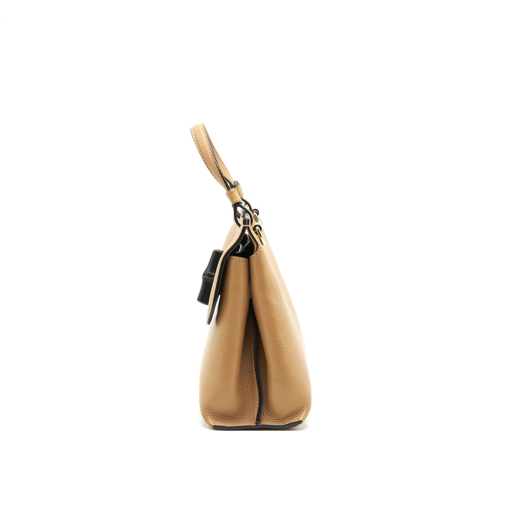 gucci-bamboo-daily-leather-top-handle-bag-beige